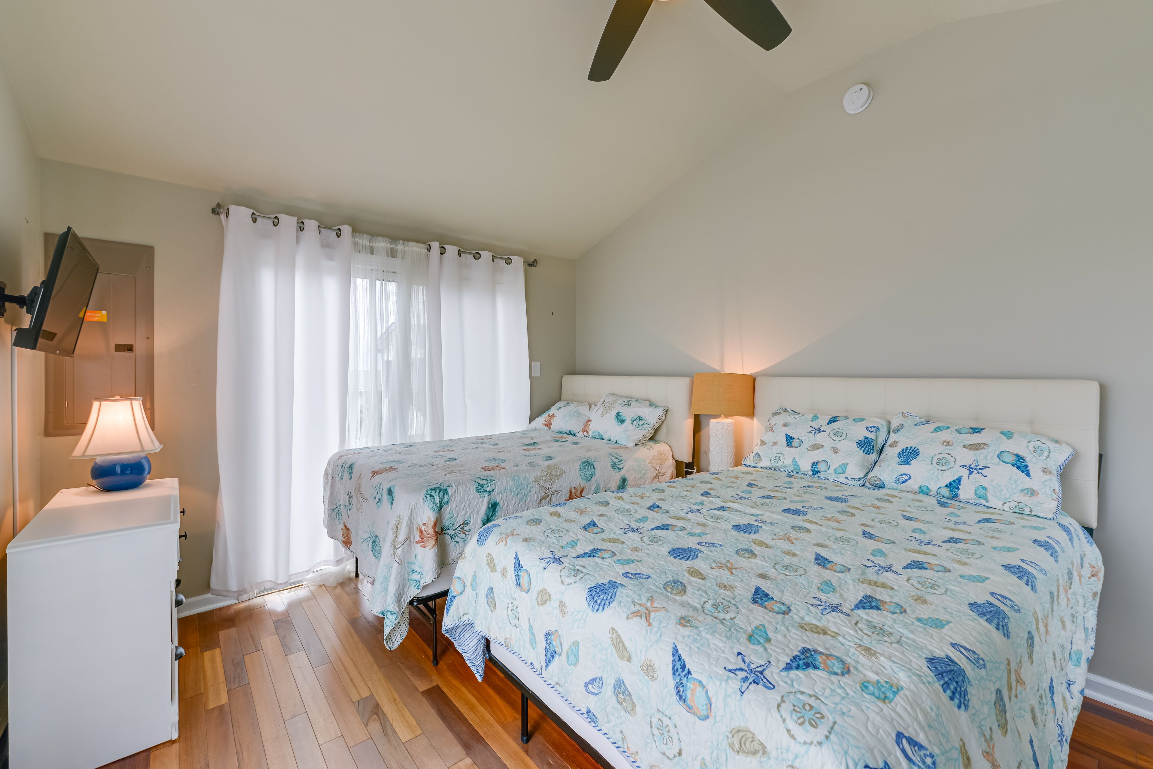Bedroom 2 | 2 Full Beds | Smart TV