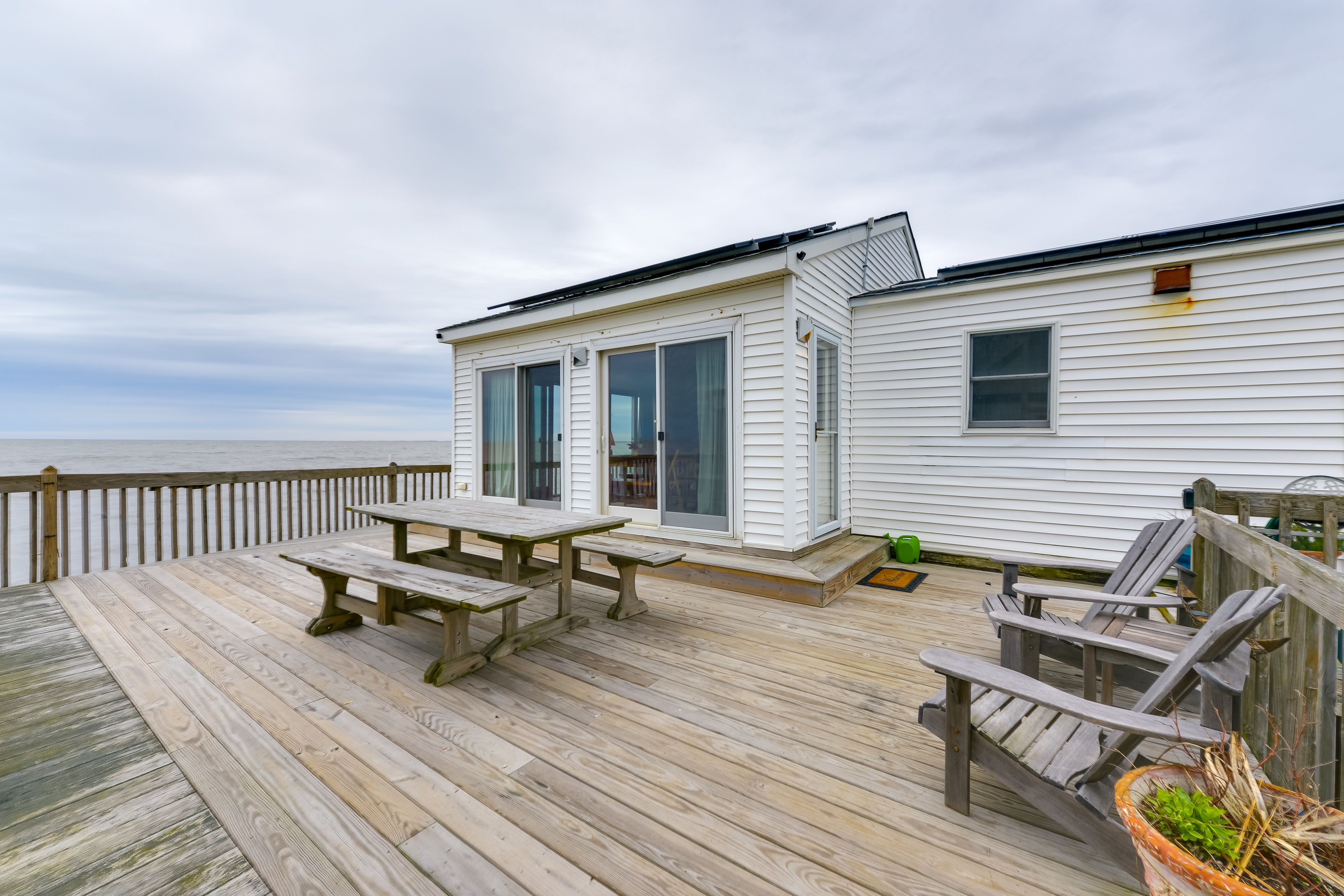 Shared Deck | Dining Area