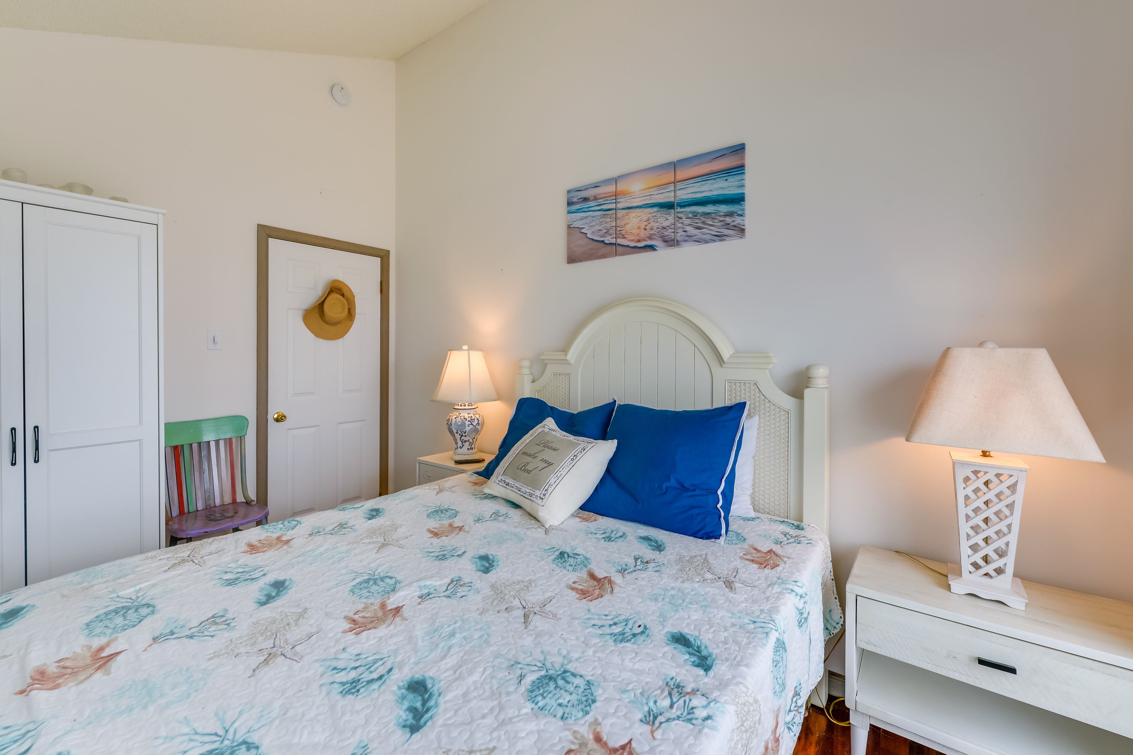 Bedroom 1 | Queen Bed | Smart TV