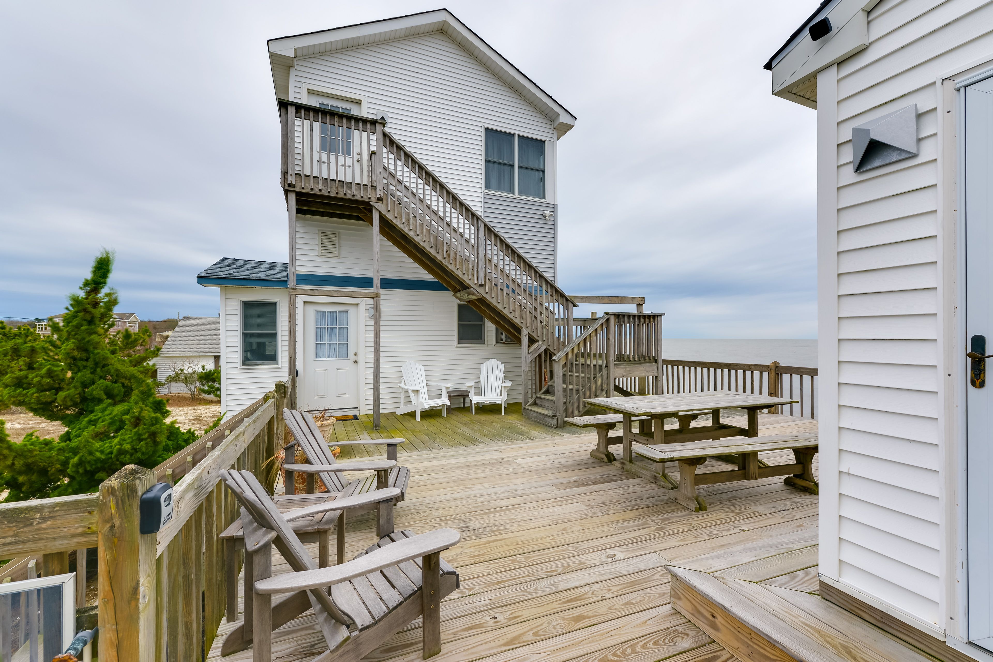 Shared Deck | Dining Area