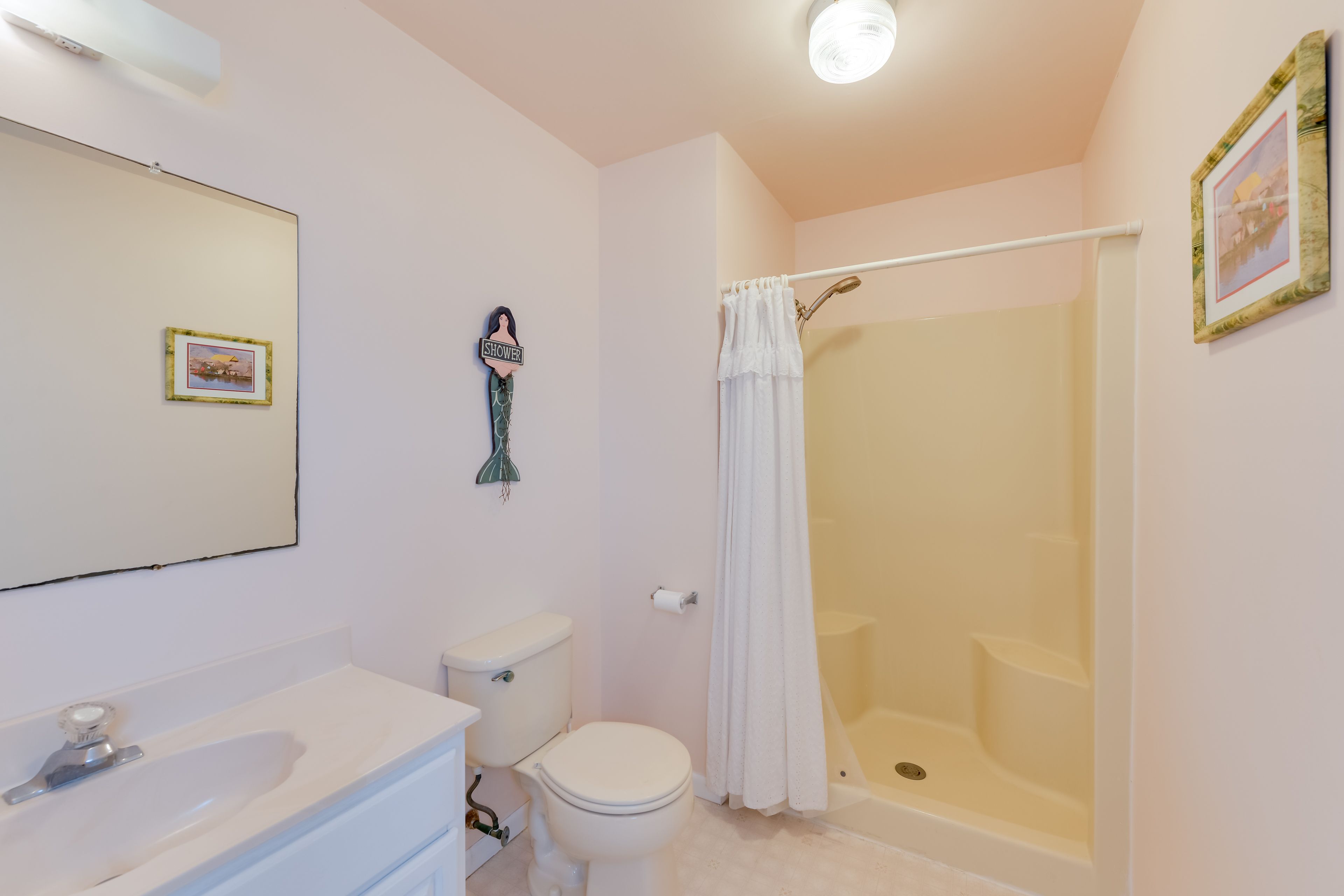 En-Suite Bathroom | Linens & Towels Provided