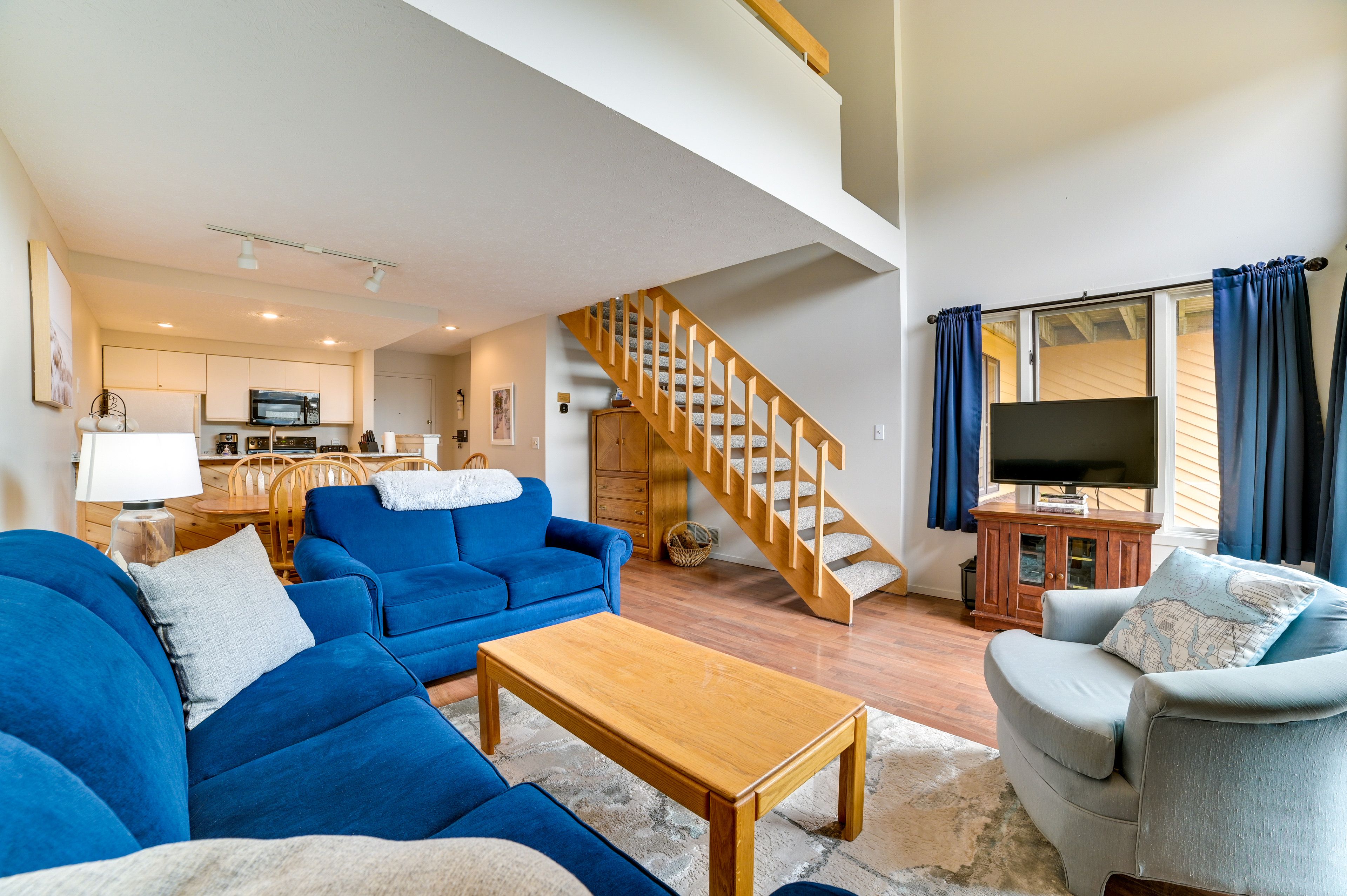Living Room | Fireplace | Vaulted Ceilings