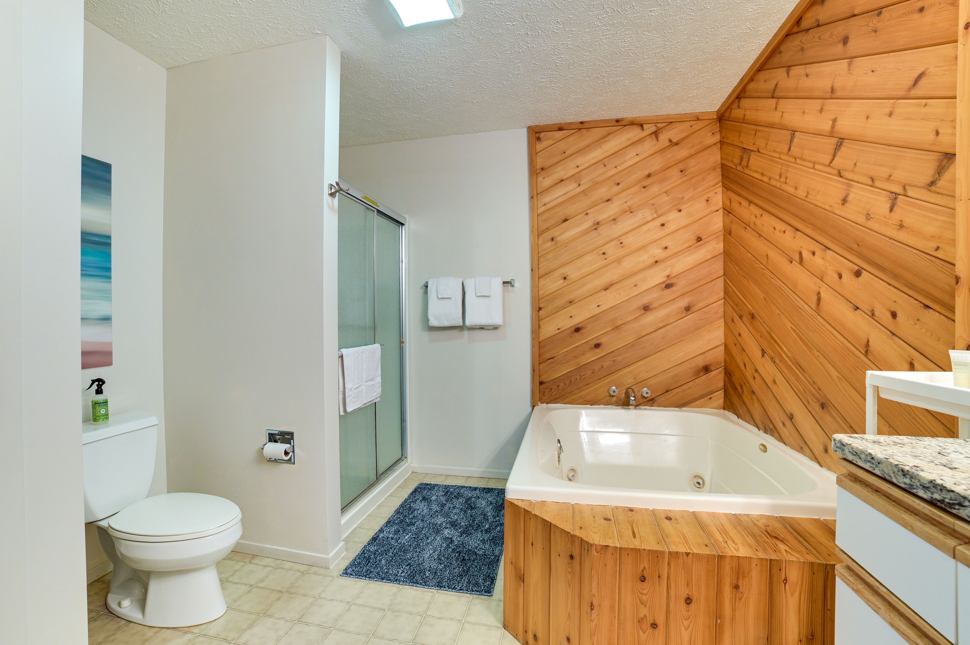 Full Bathroom | 2nd Floor | Jetted Tub | Complimentary Toiletries