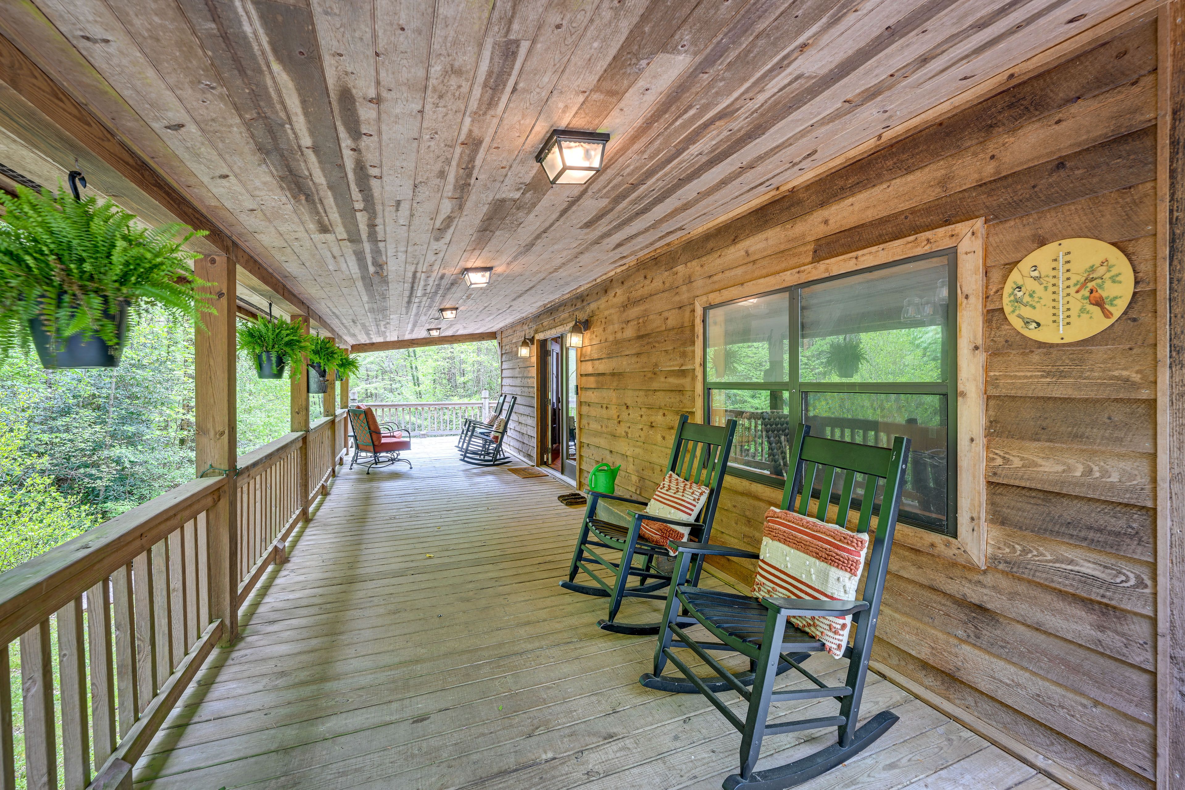 Covered Deck | Gas Grill | Umbrella