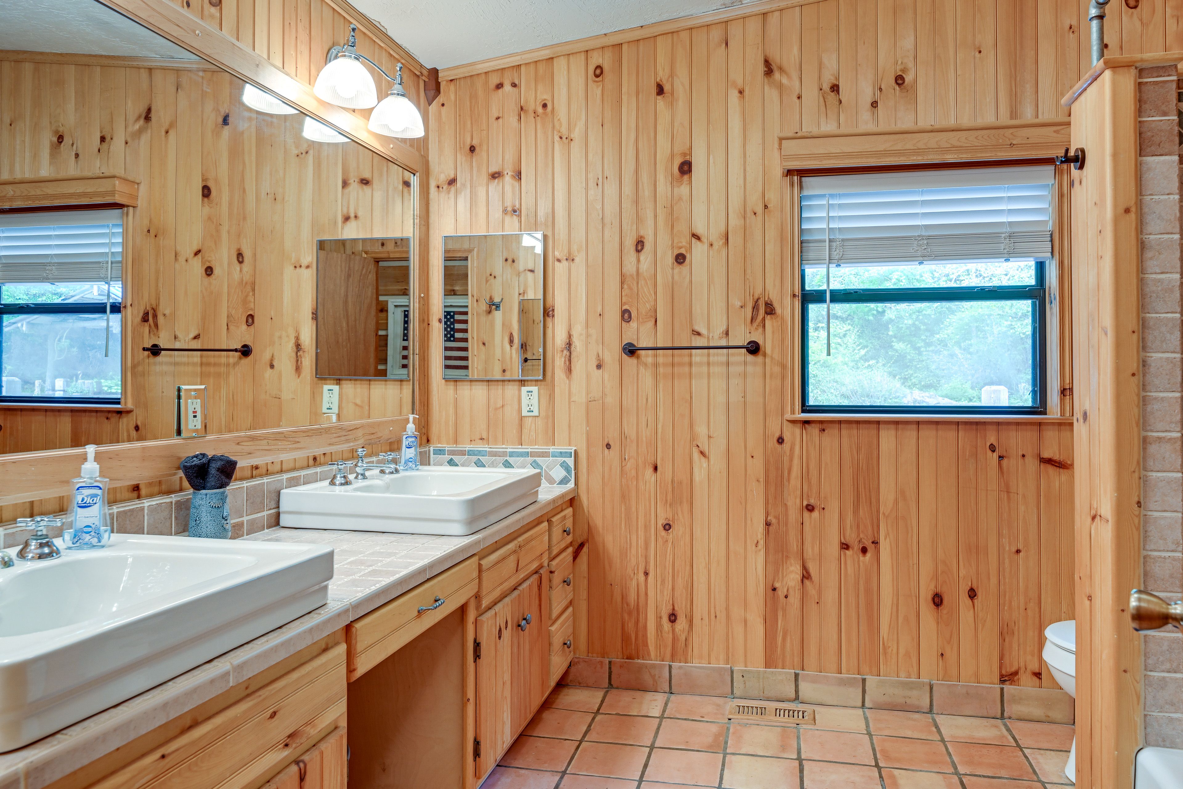Full Bathroom | Towels Provided | Complimentary Toiletries