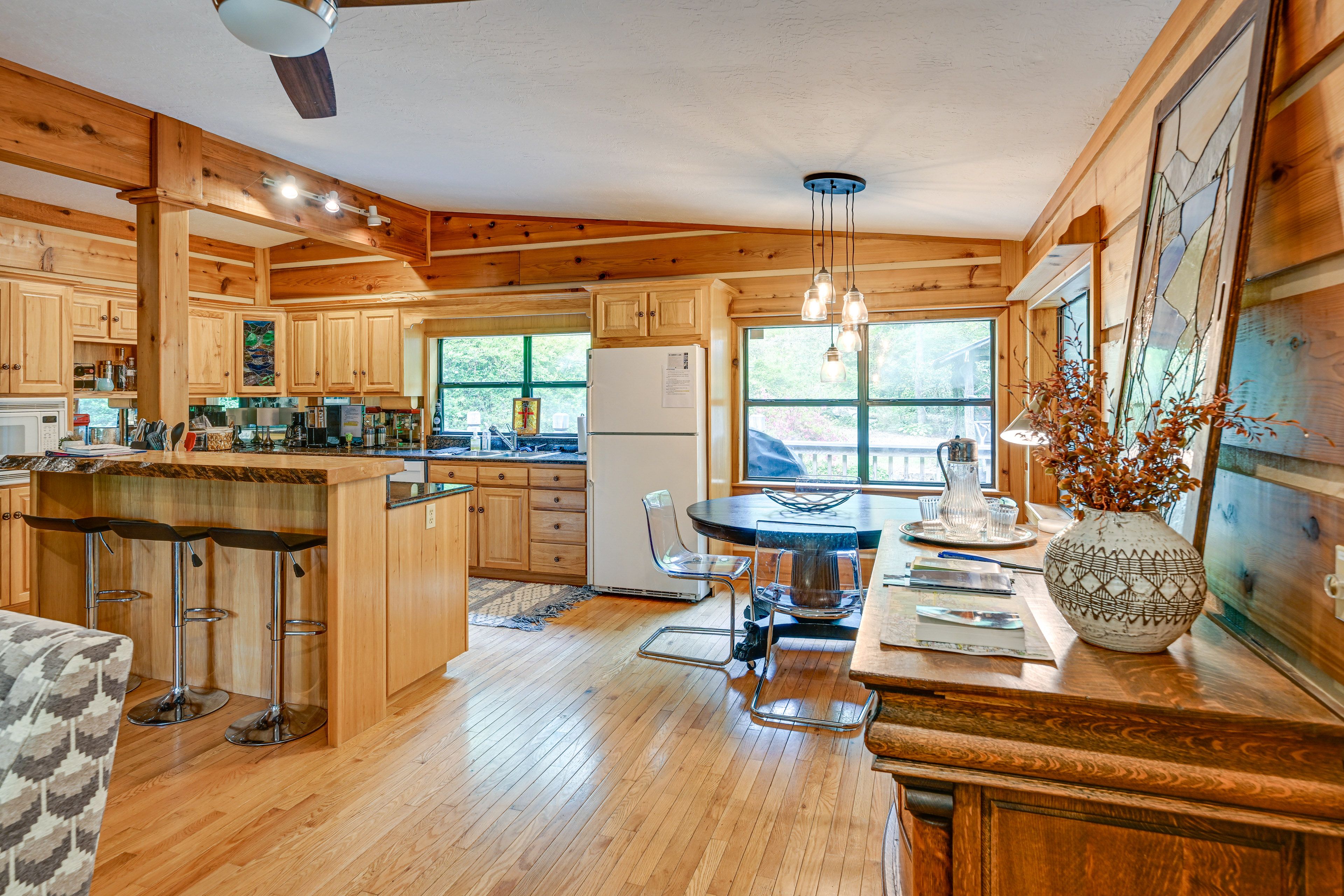 Dining Area | Dishware Provided | Central Heat & A/C