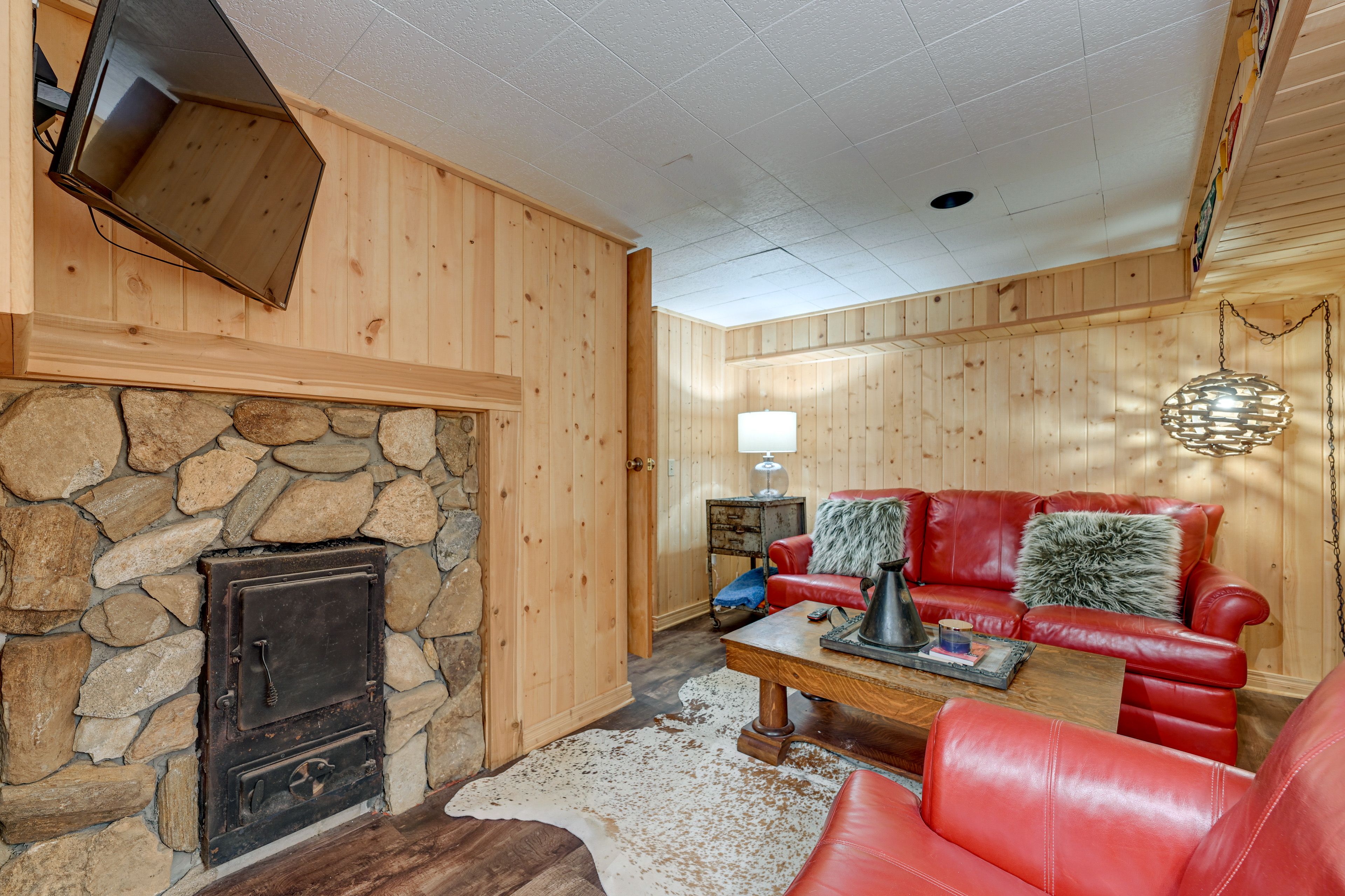 Lounge Space | Lower Level | Smart TV | Books | Board Games