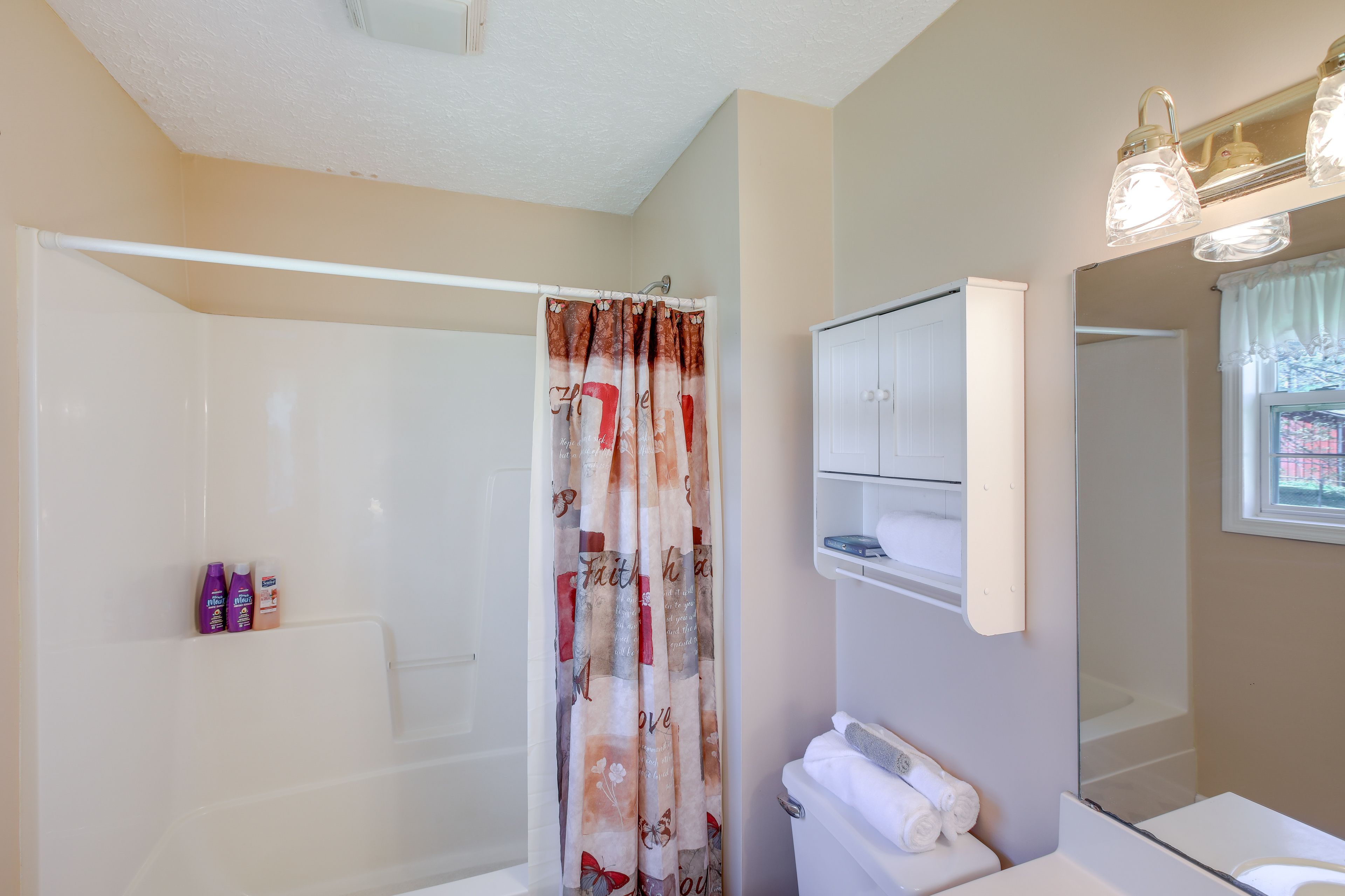 En-Suite Bathroom | Main Level | Towels Provided