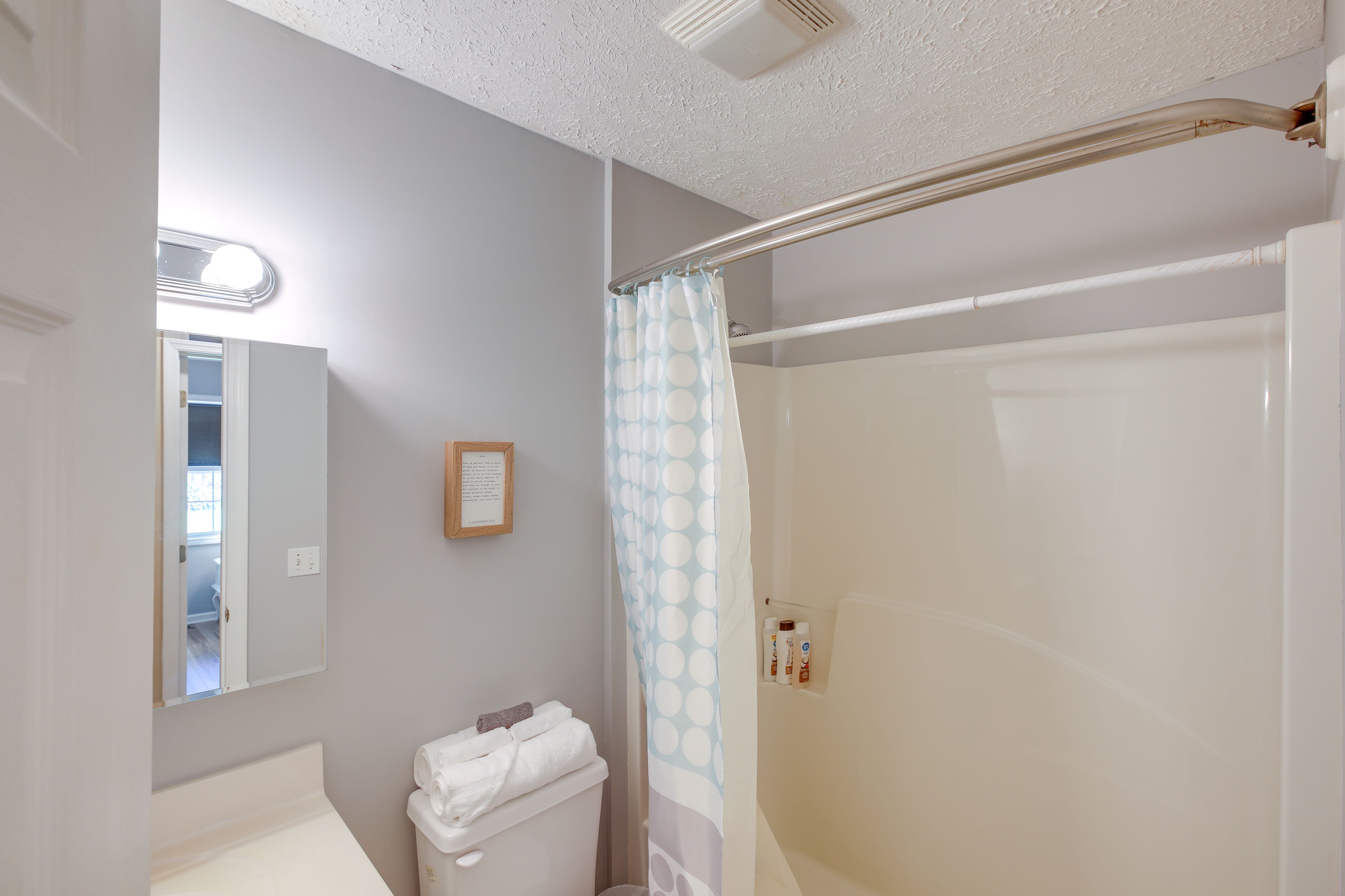 Full Bathroom | Main Level | Complimentary Toiletries