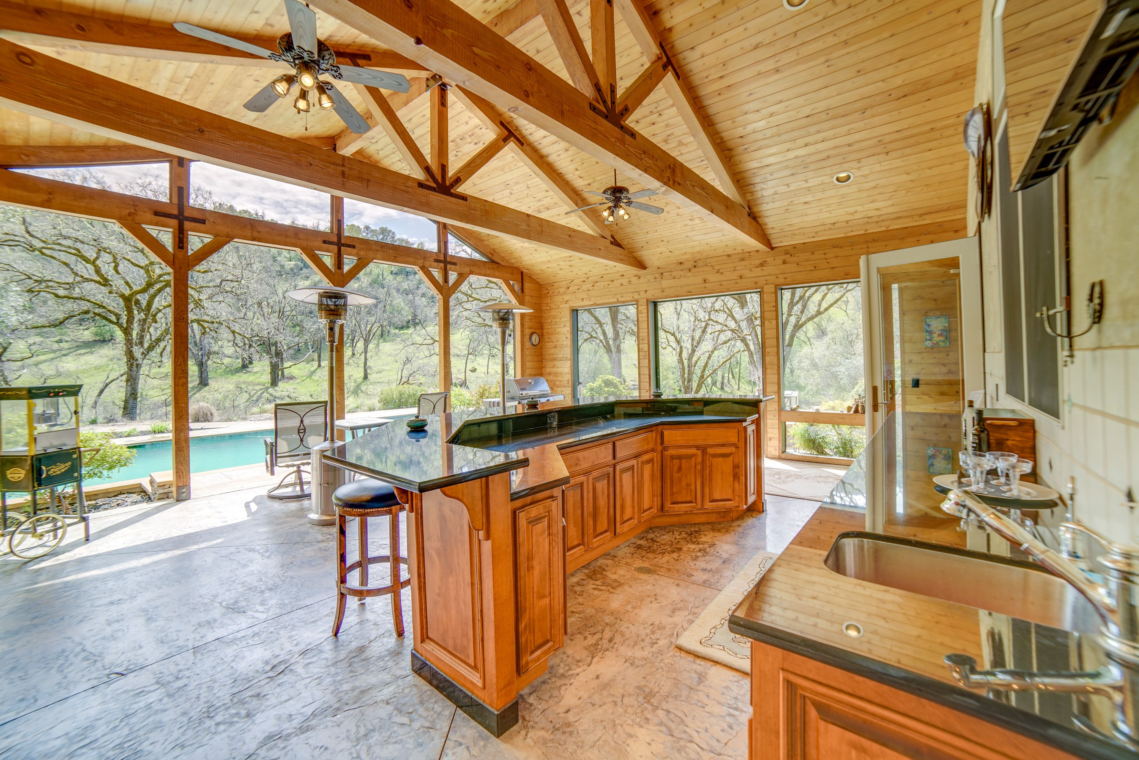 Covered Patio | Wet Bar | Gas Grill | Outdoor Dining Area