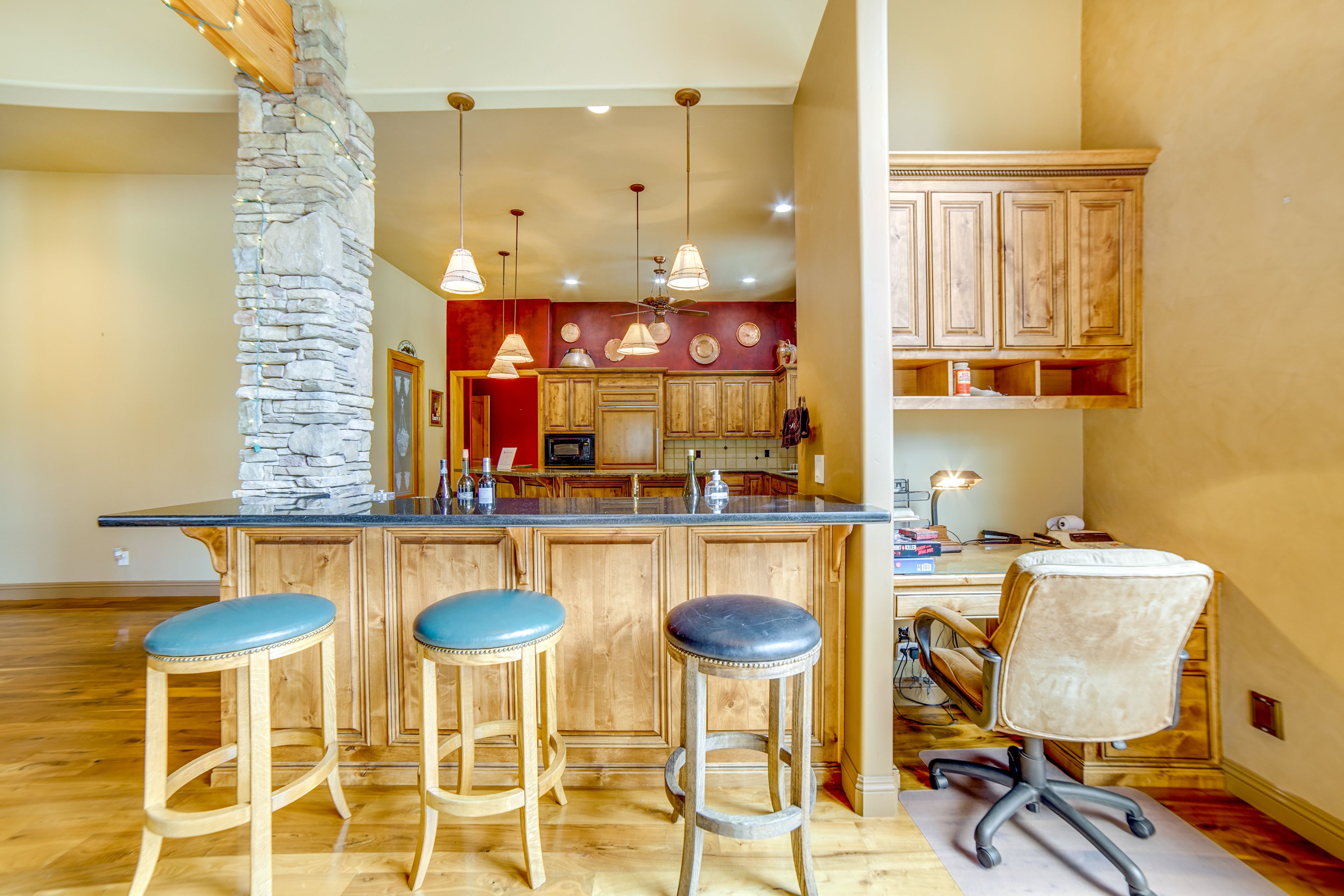 Breakfast Bar/Desk Workspace