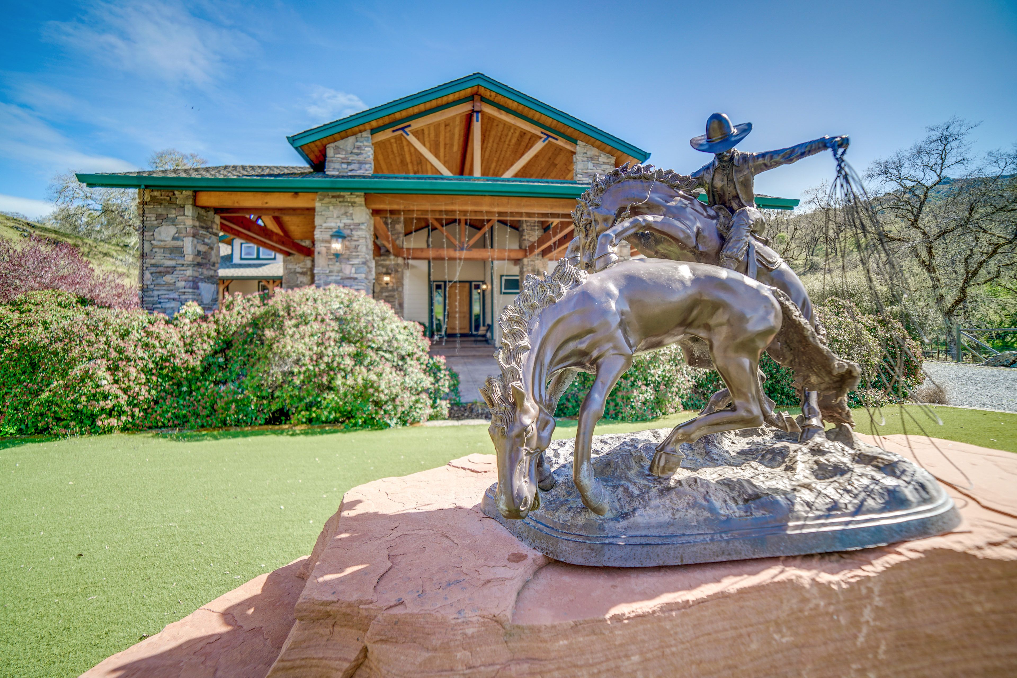 Hopland Vacation Rental | 2BR | 3.5BA | Steps Required | 3,098 Sq Ft
