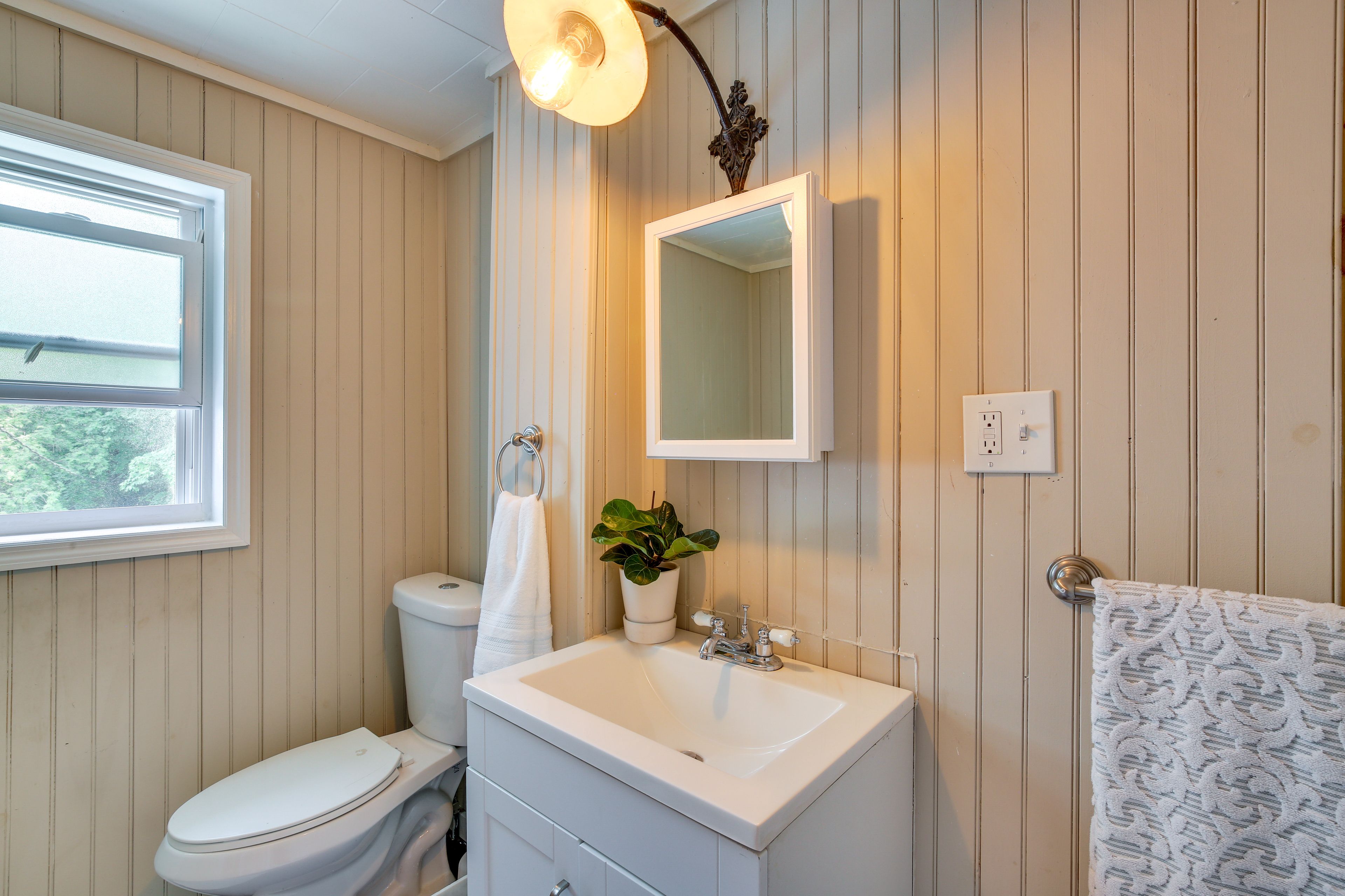 Bathroom | Complimentary Toiletries | Towels Provided