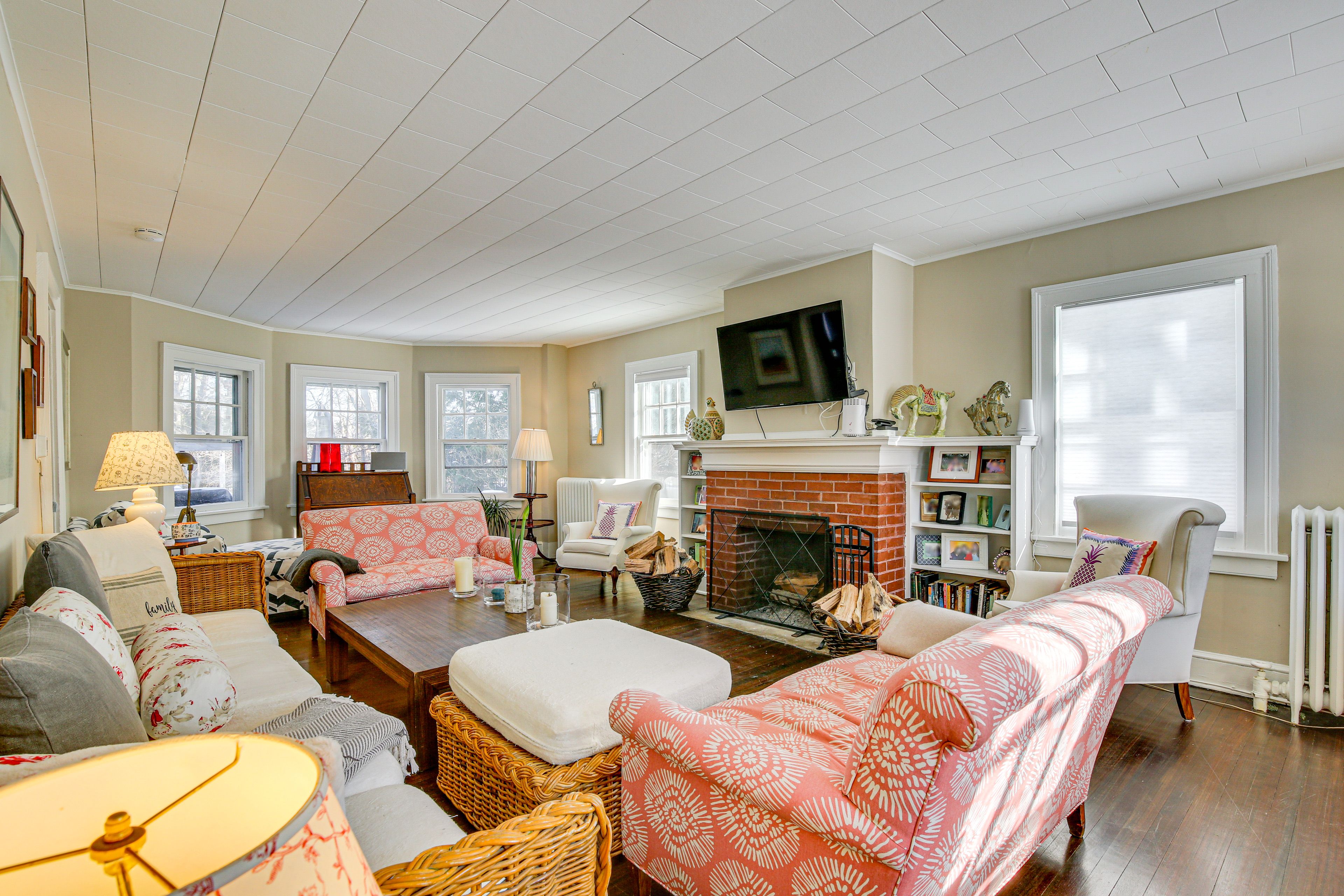 Living Room | Free WiFi | A/C Unit | Smart TV