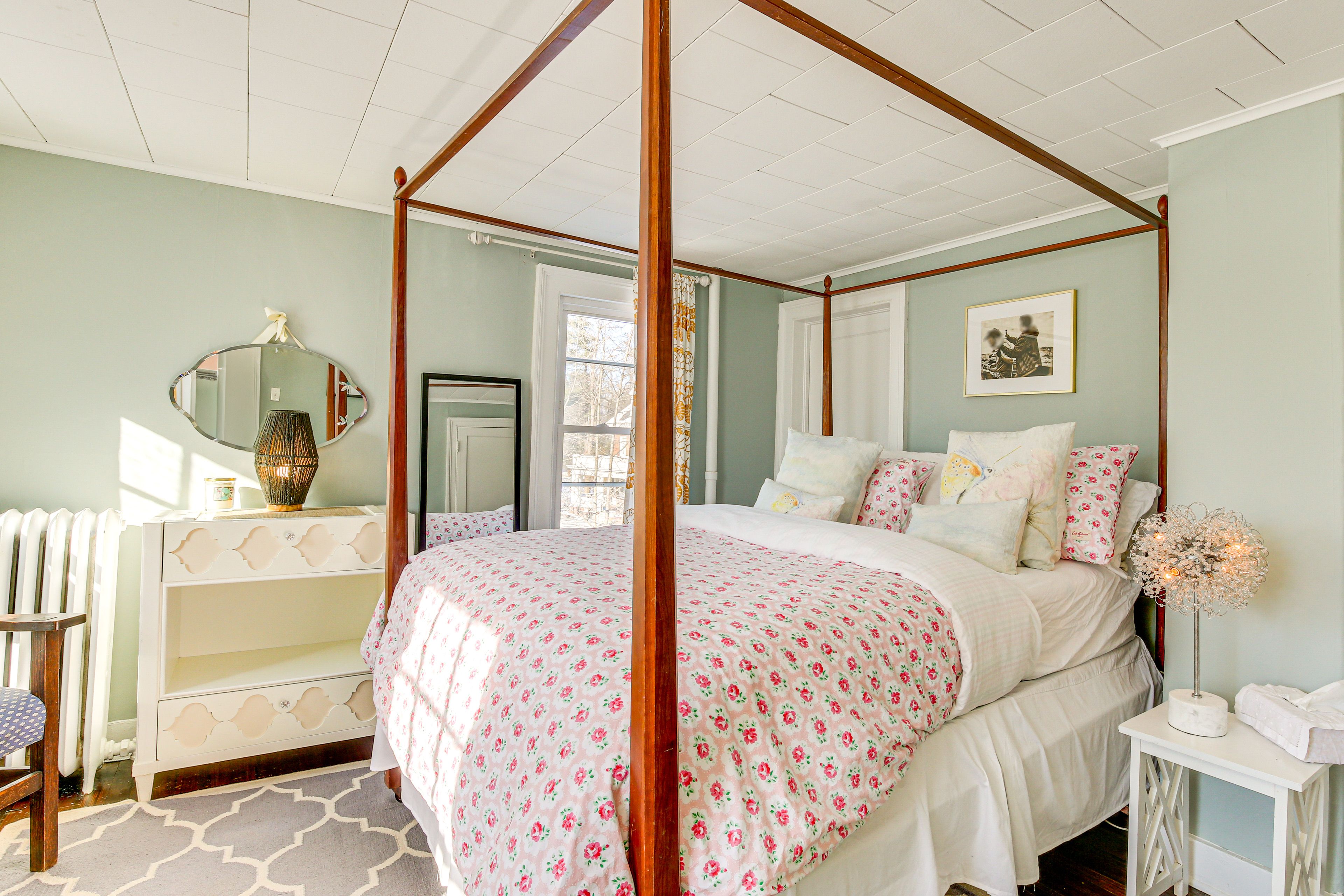 Bedroom 2 | Queen Bed | Flat-Screen TV