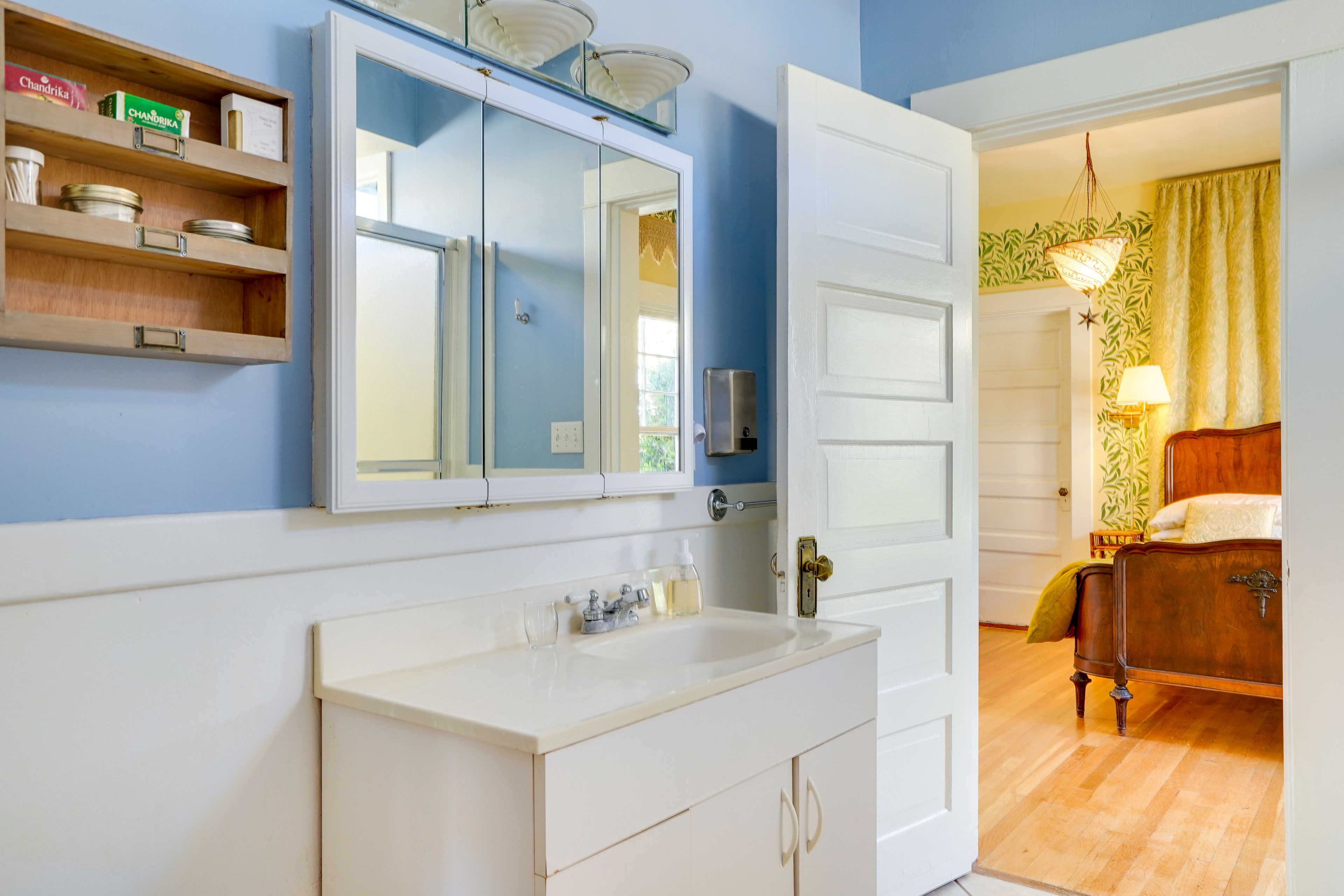 Jack-and-Jill Bathroom | Complimentary Toiletries | Hair Dryer