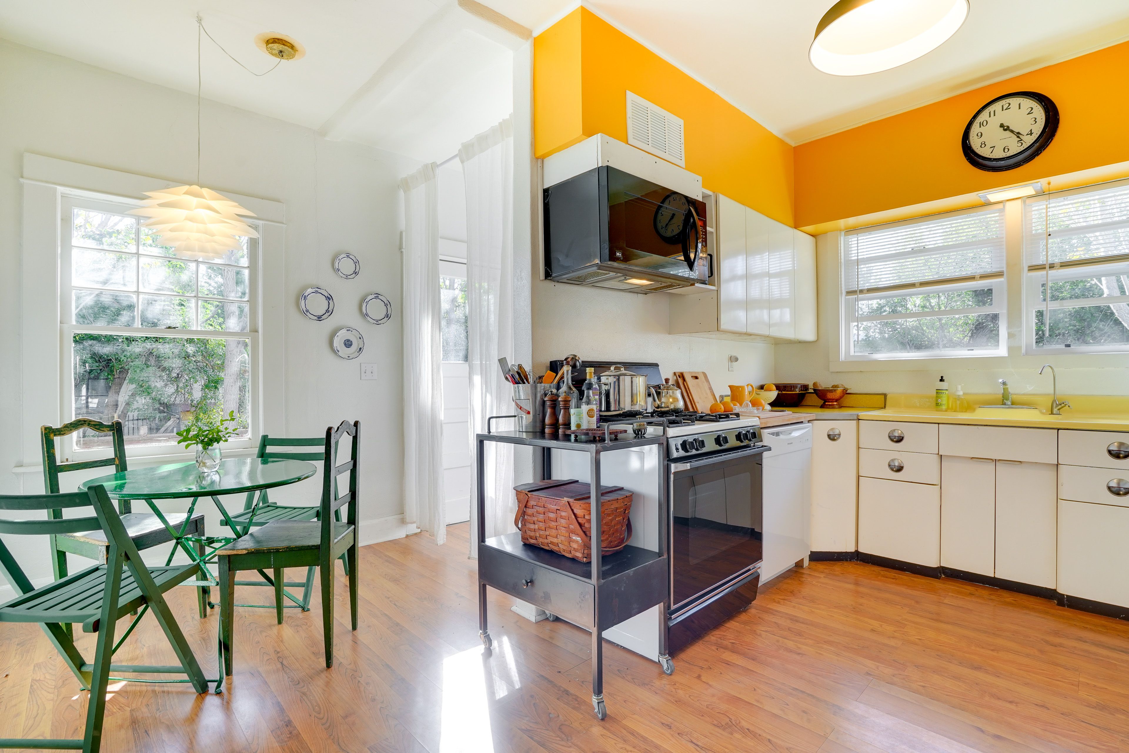 Eat-In Kitchen