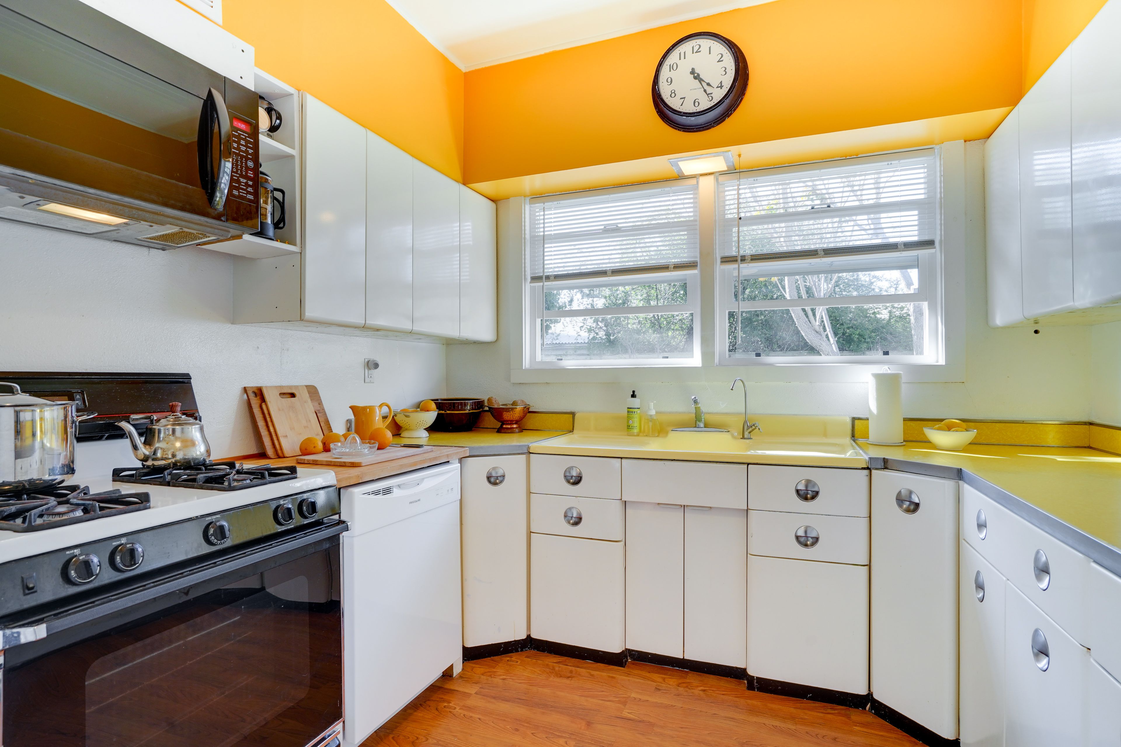 Eat-In Kitchen | Single Story | Toaster | Trash Bags & Paper Towels | Spices