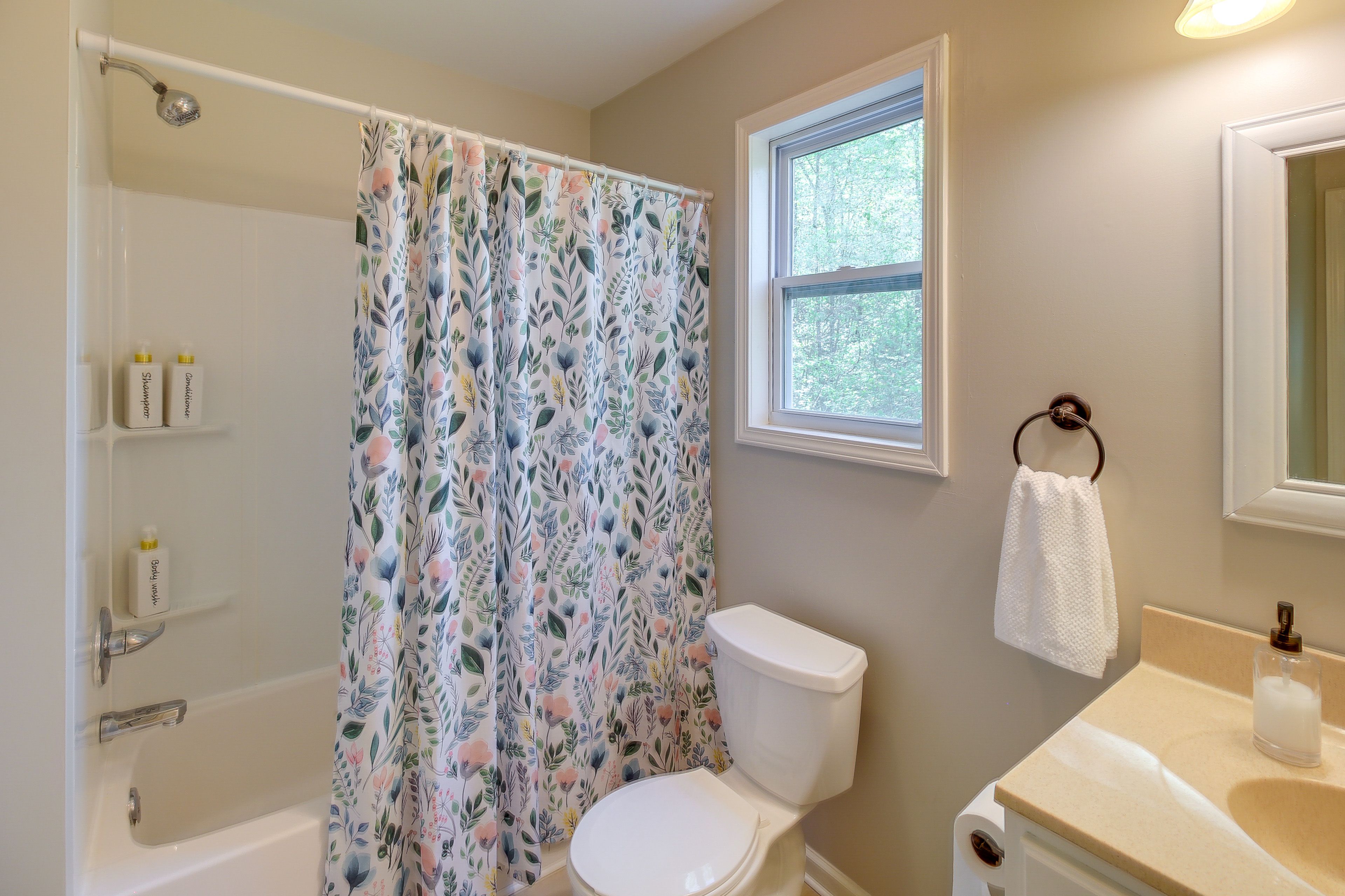 Full Bathroom | Complimentary Toiletries | 1st Floor