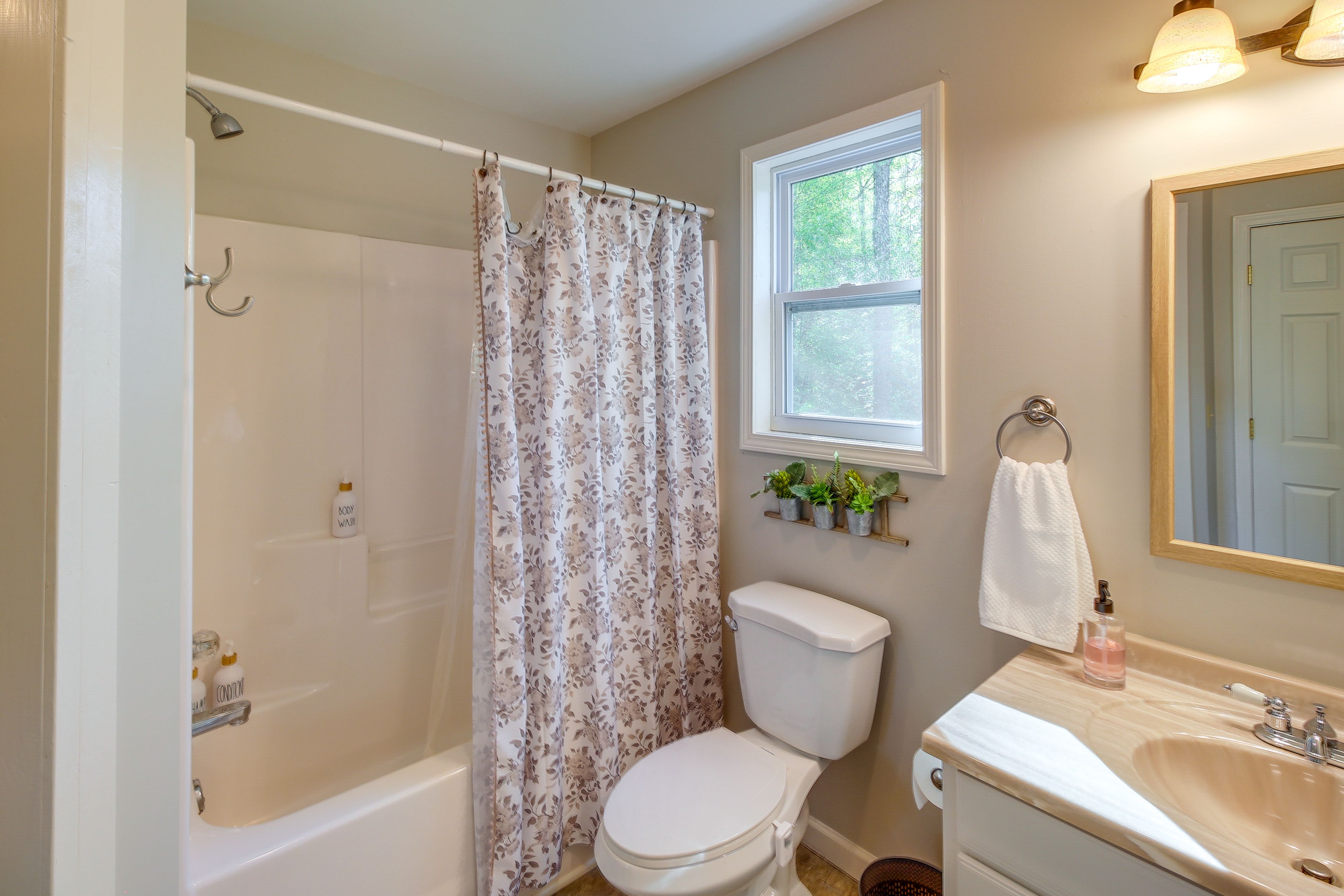 Full Bathroom | Complimentary Toiletries | 2nd Floor