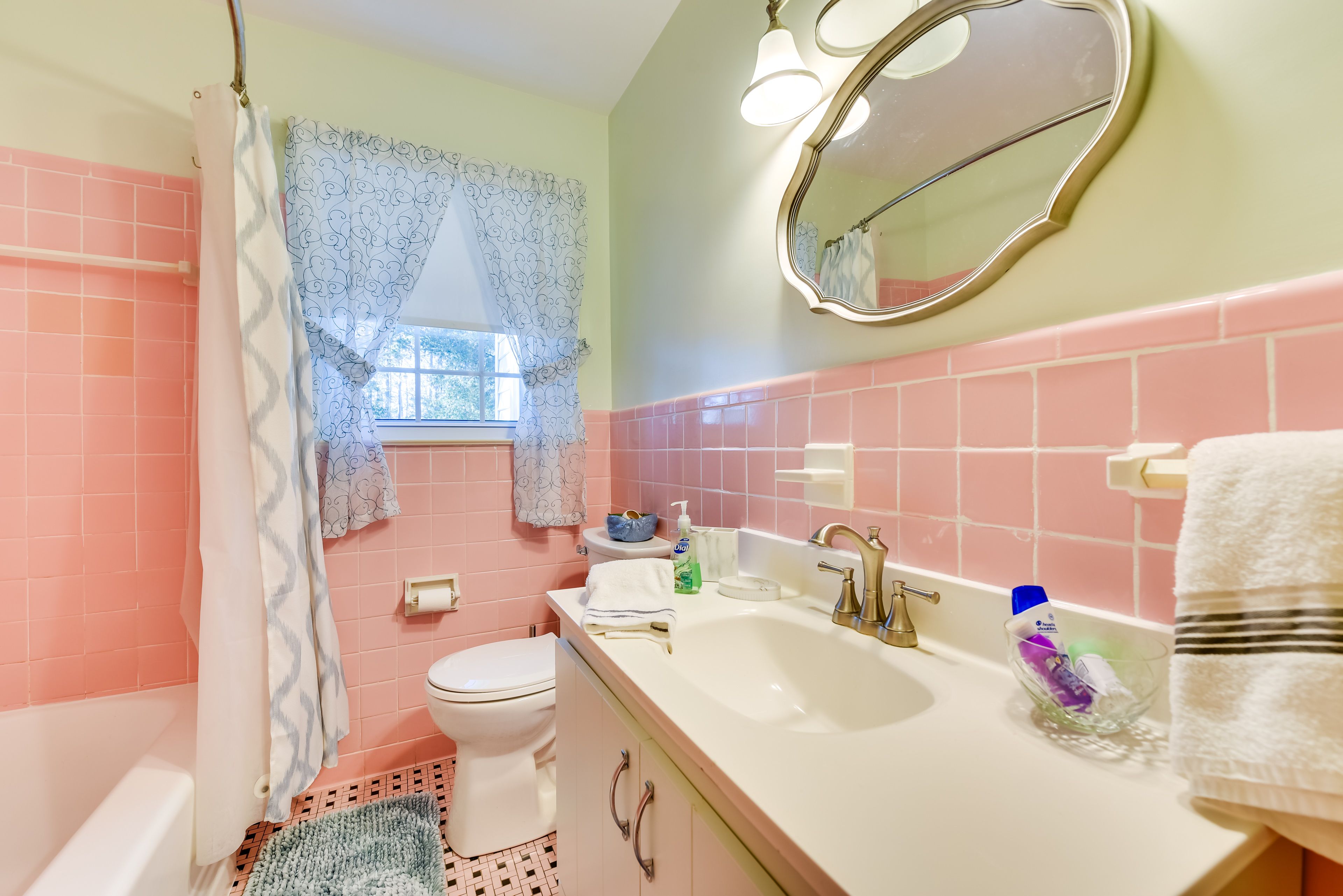 Full Bathroom | Complimentary Toiletries