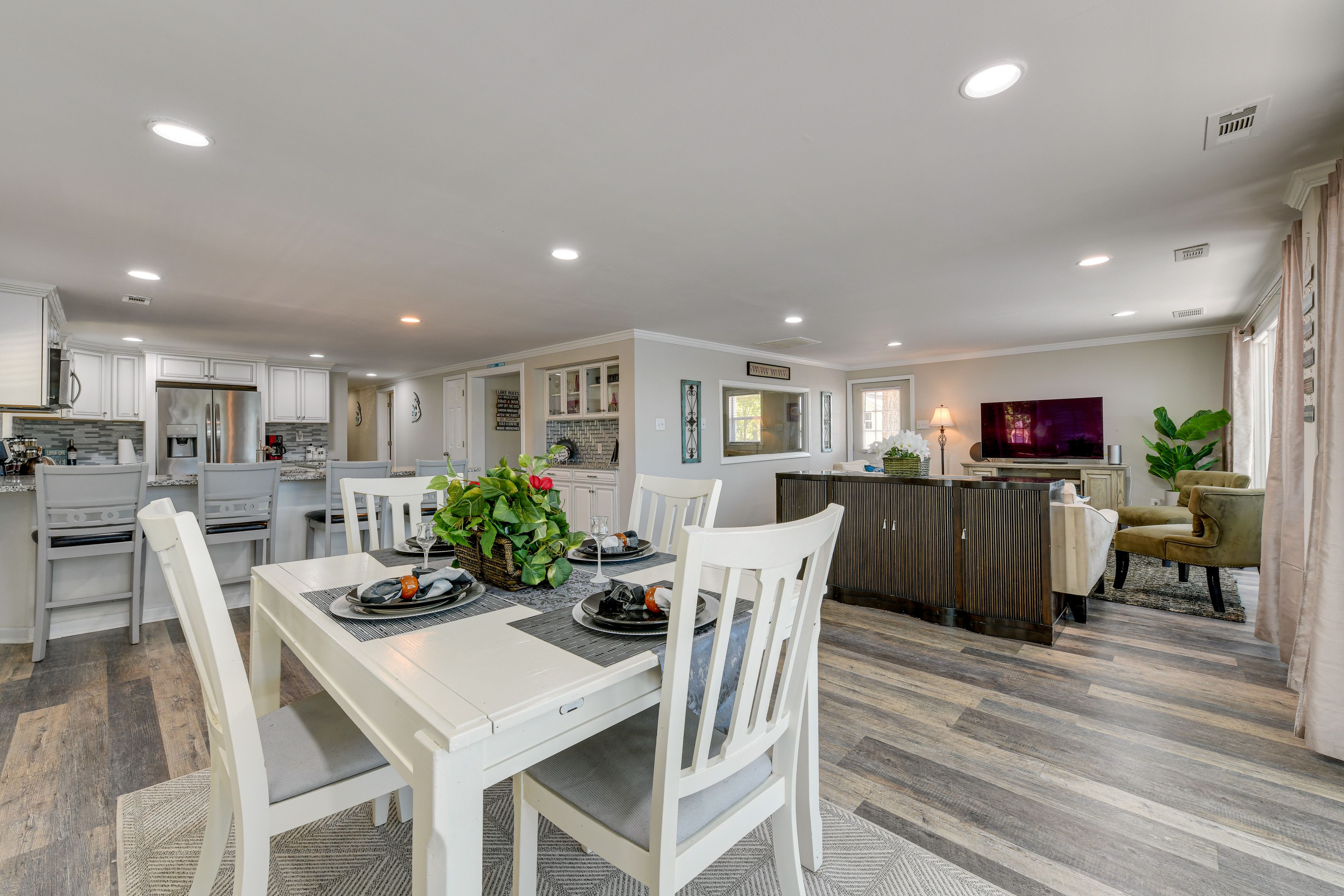 Dining Area | Free WiFi | Central Heating & A/C