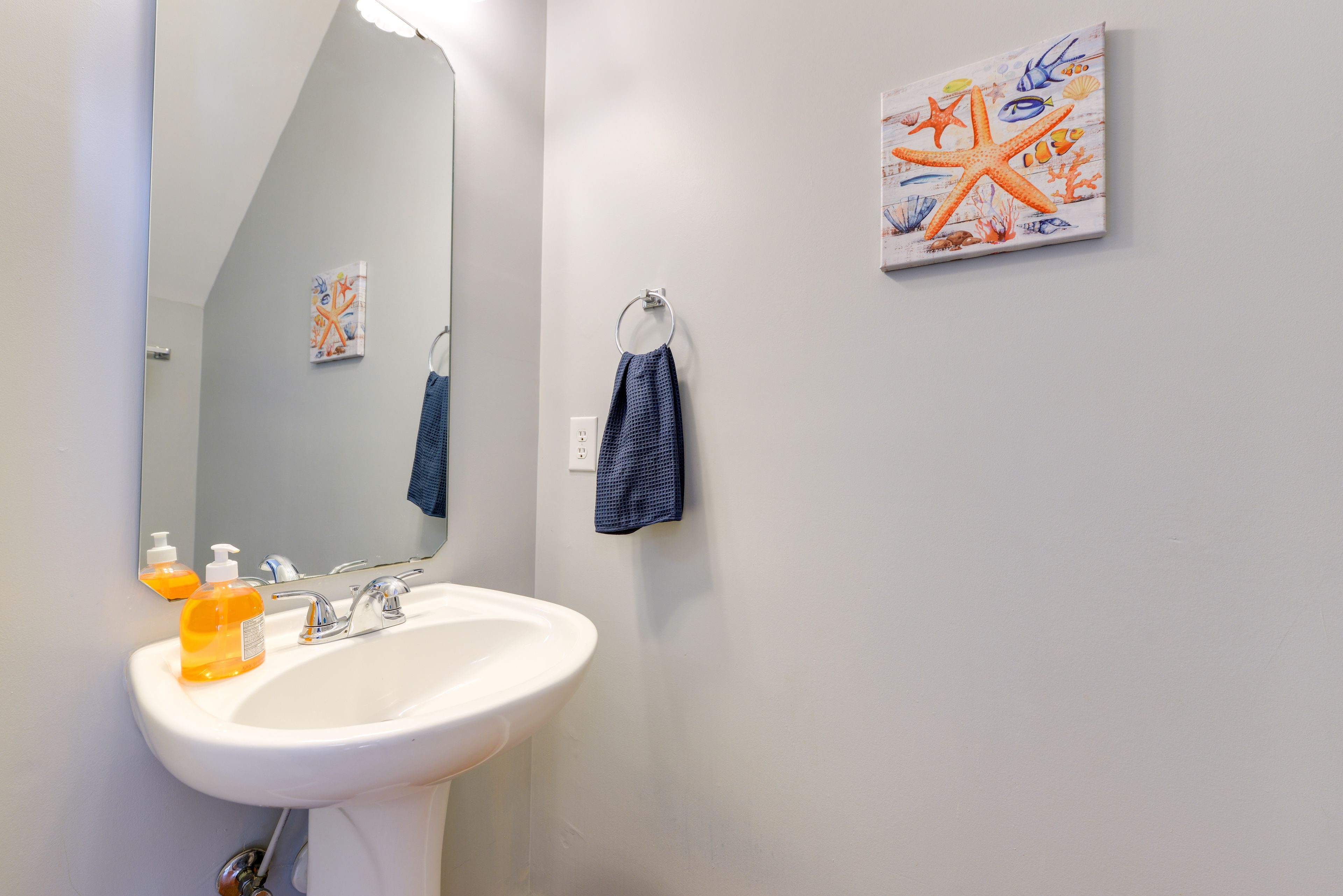 Half Bathroom | 1st Floor | Towels Provided