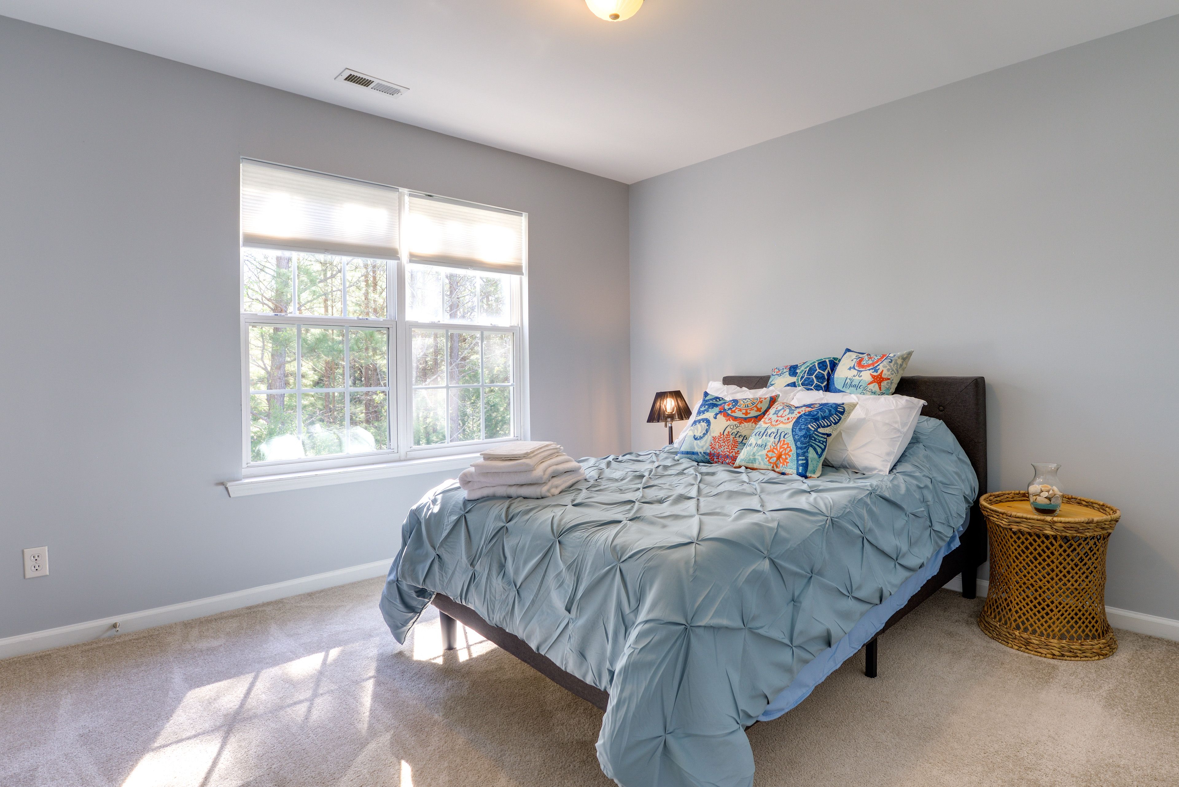 Bedroom 2 | Full Bed | 2nd Floor | Hangers