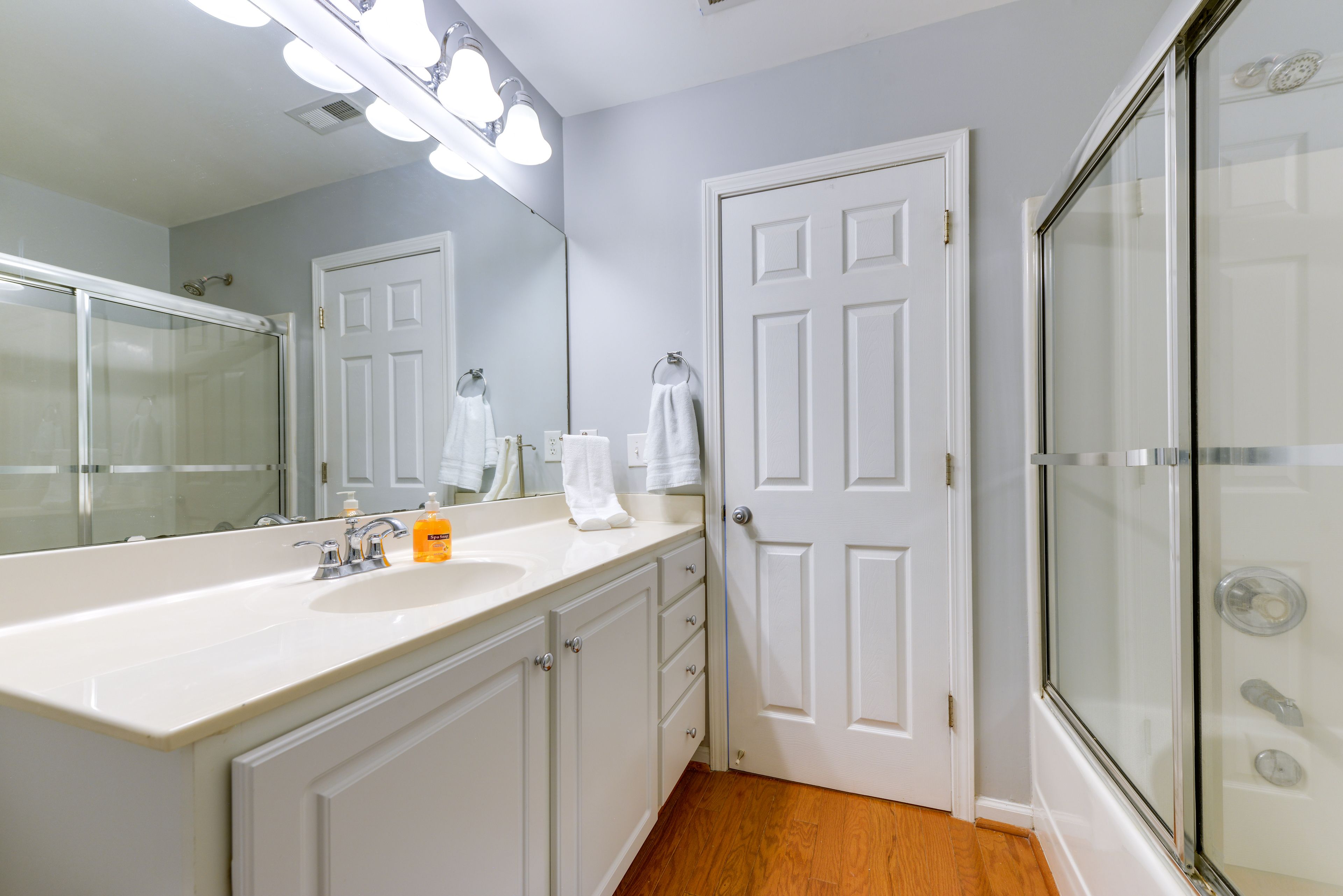 Full Bathroom | 2nd Floor | Complimentary Toiletries