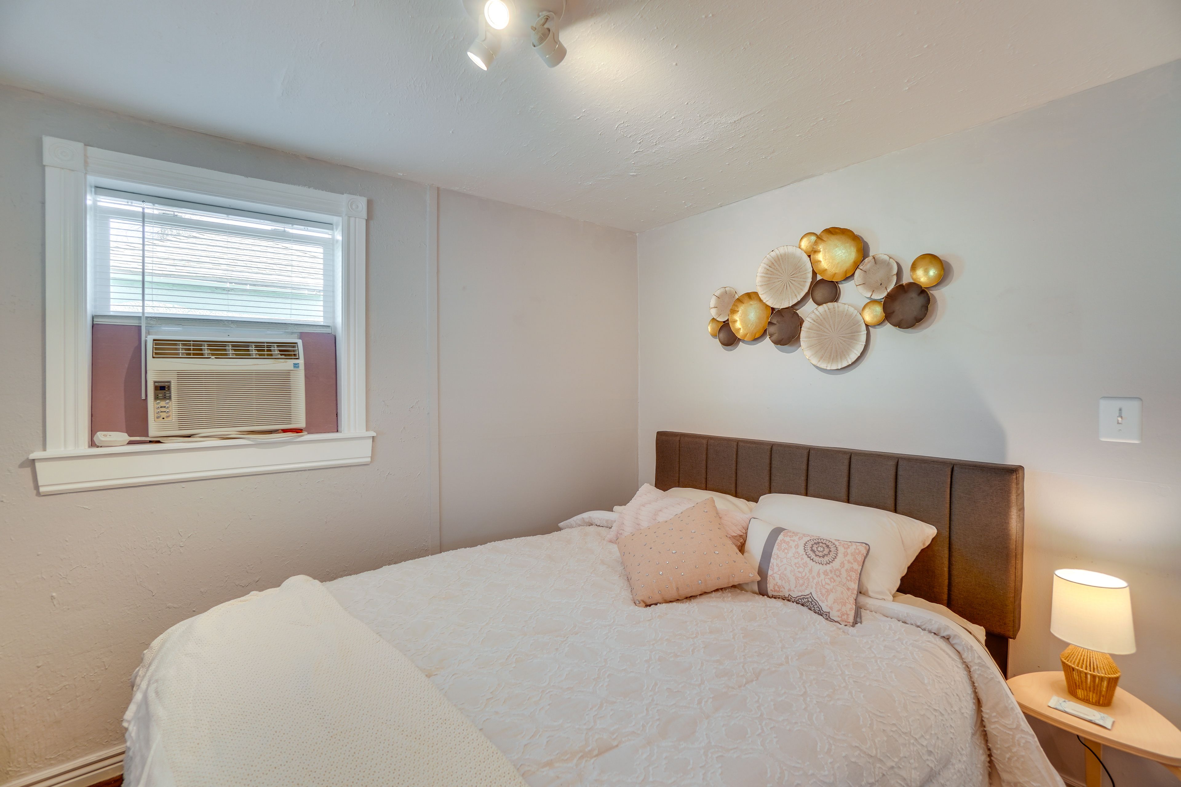 Bedroom 1 | Queen Bed