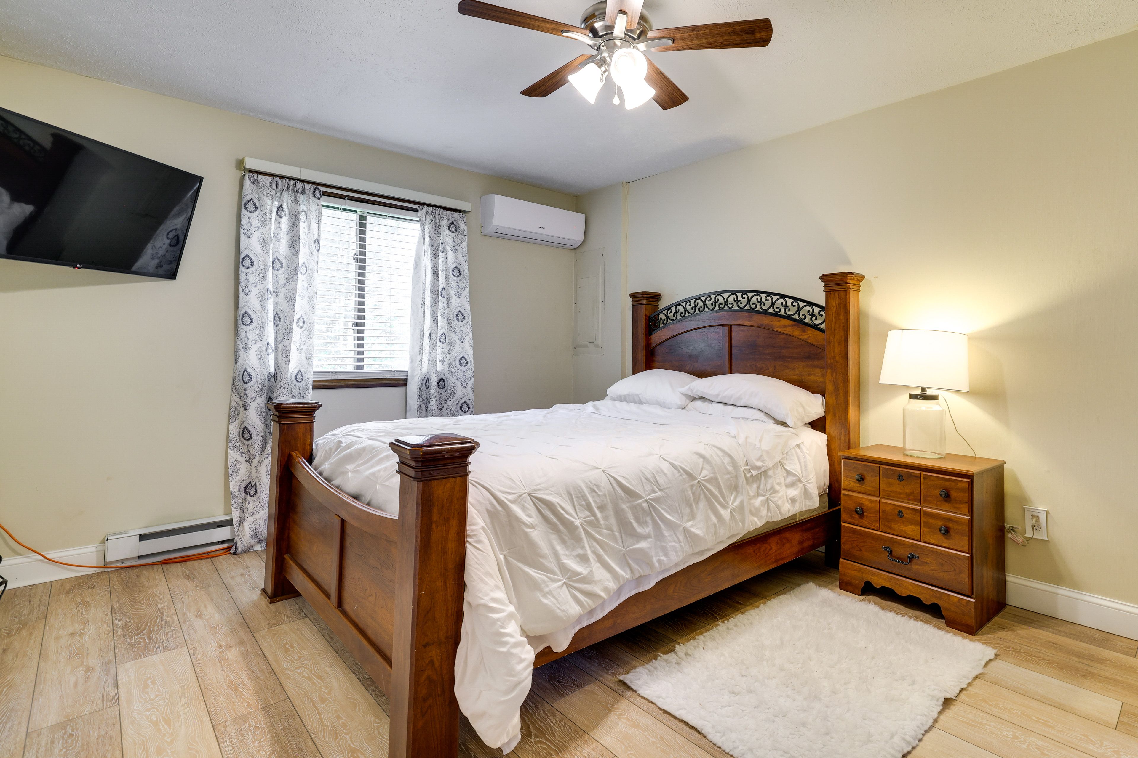 Bedroom 1 | 1st Floor | Queen Bed | Smart TV | Linens Provided