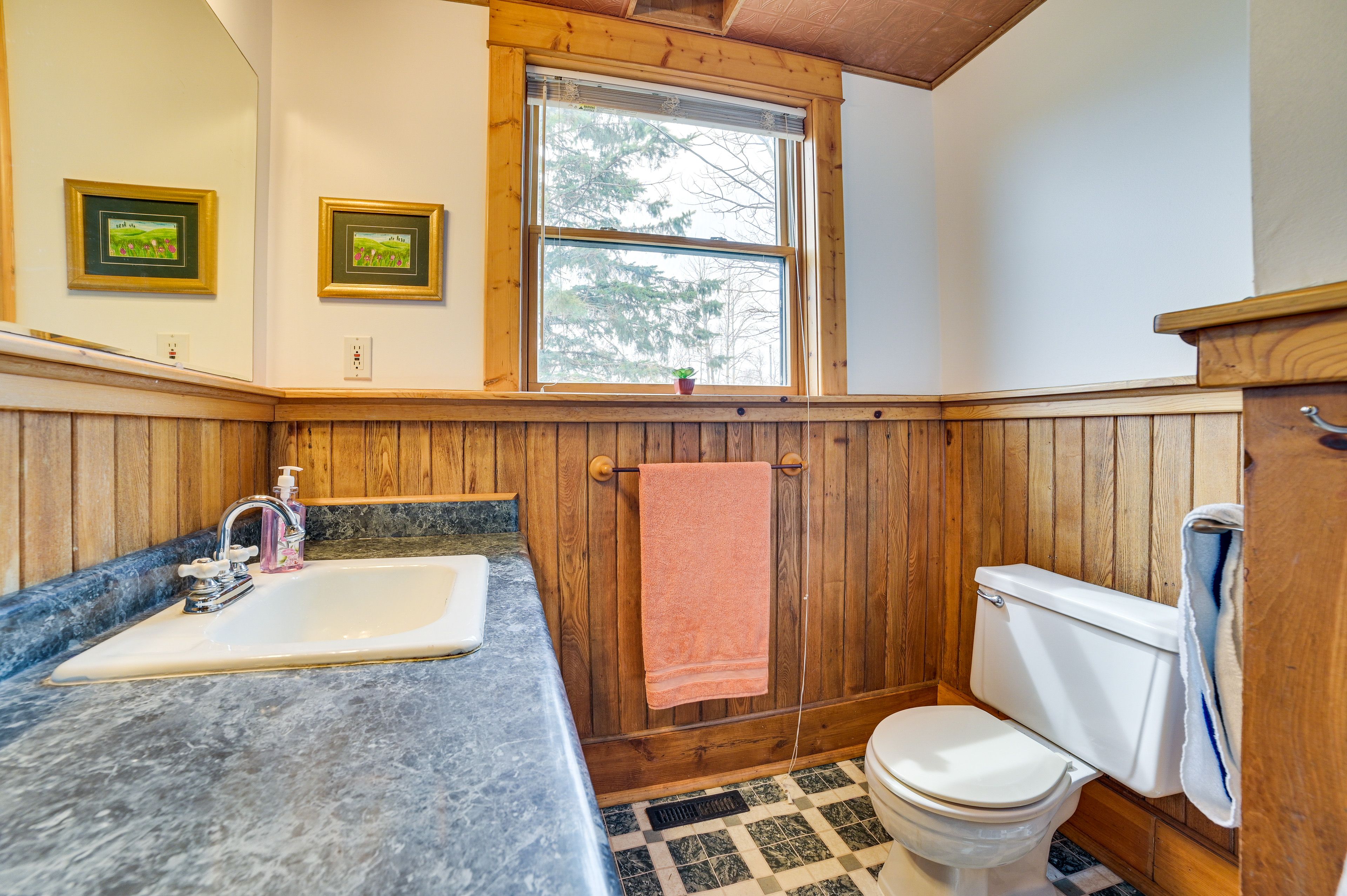 Full Bathroom | 1st Floor | Towels Provided