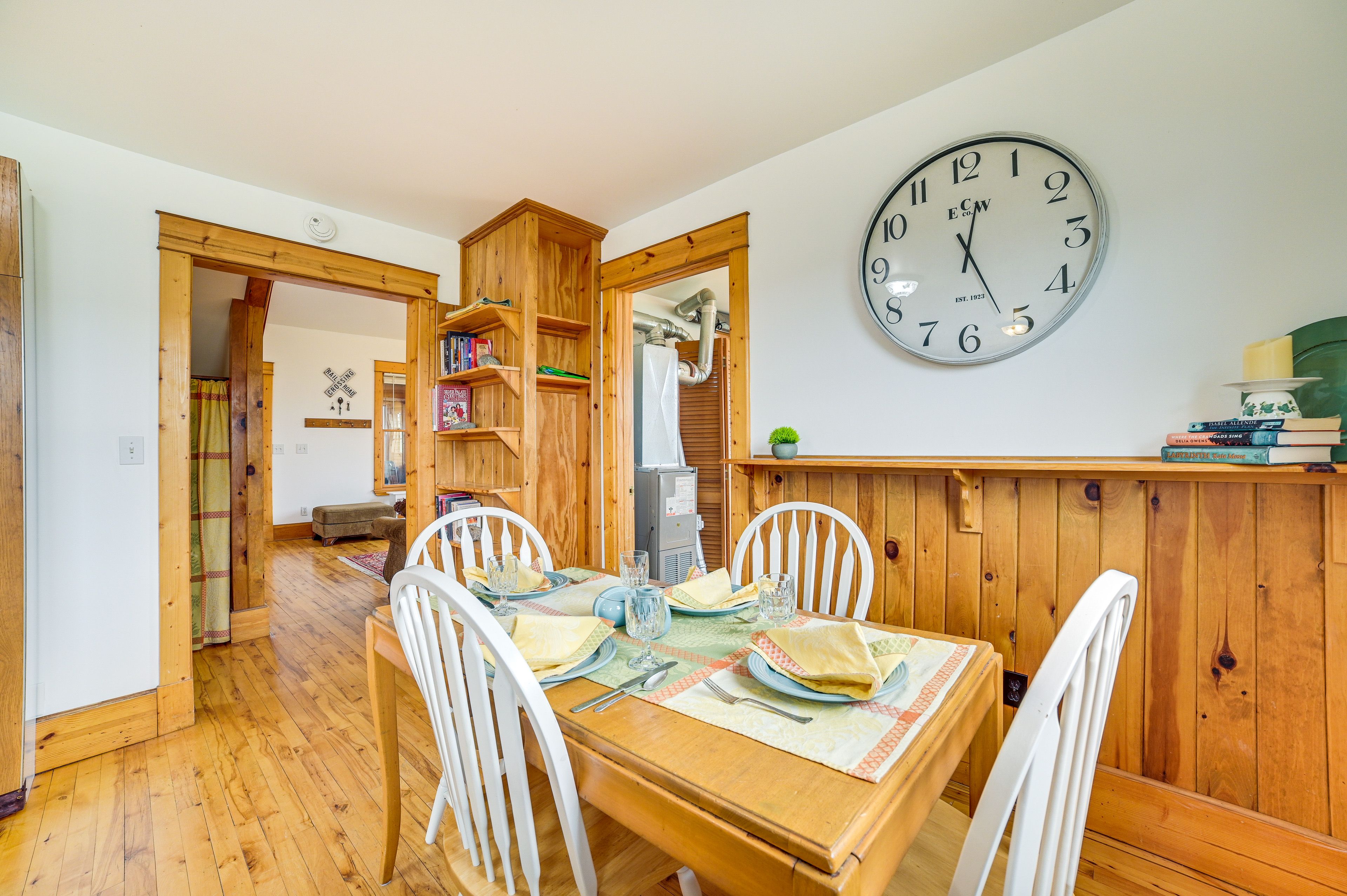 Dining Area | Dishware & Flatware Provided