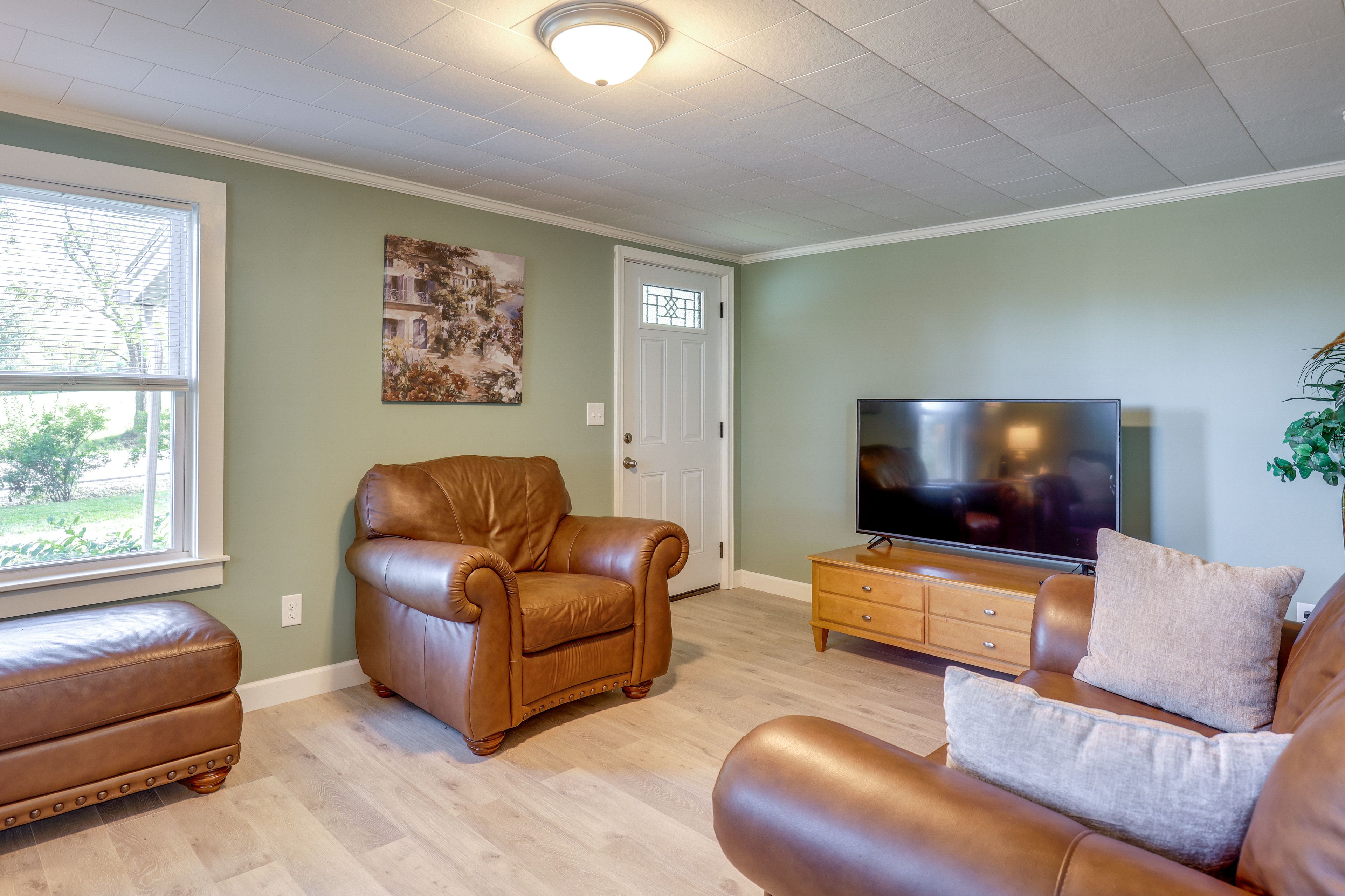 Living Room | Smart TV | Central Air Conditioning