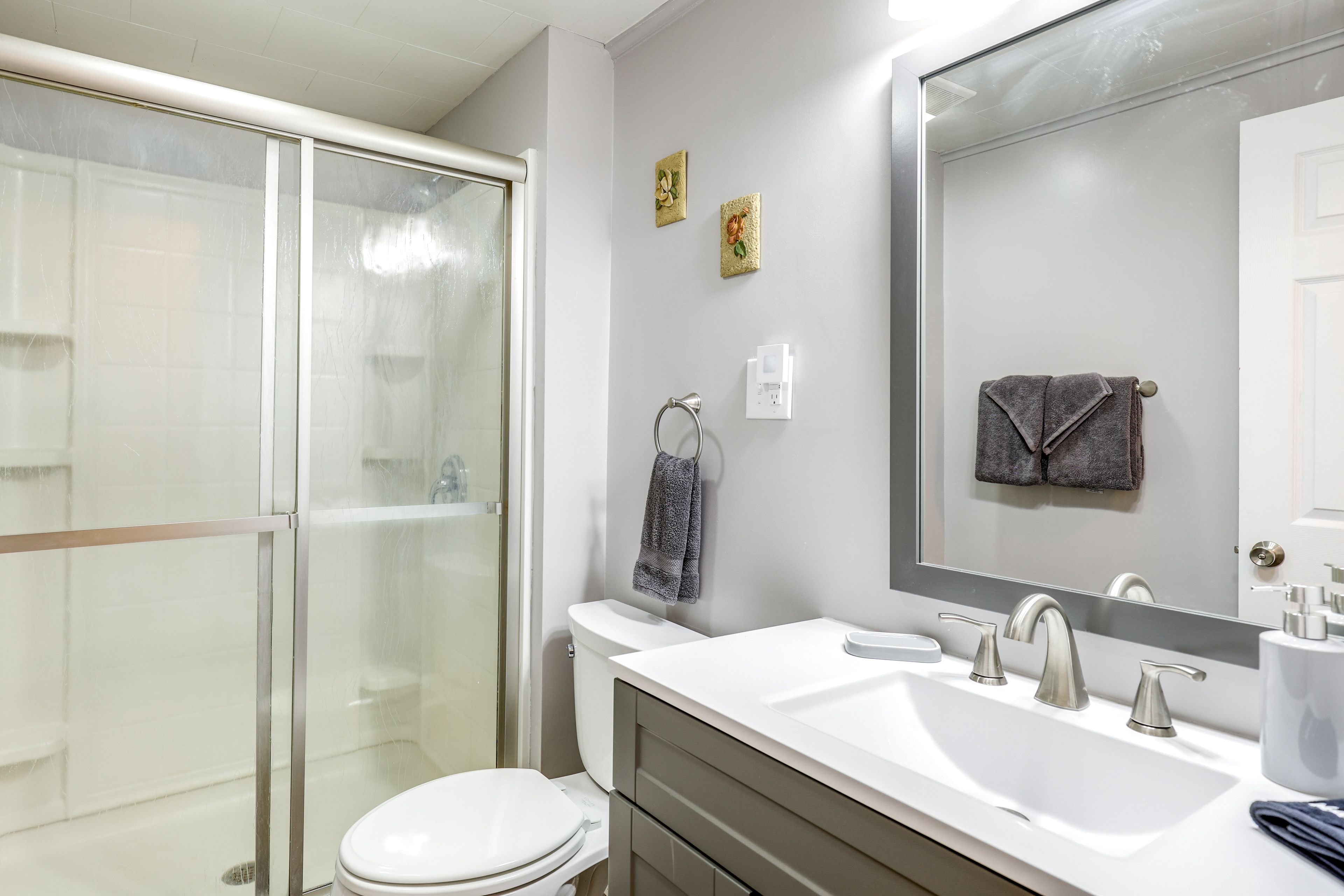 Full Bathroom | Towels Provided | Complimentary Toiletries