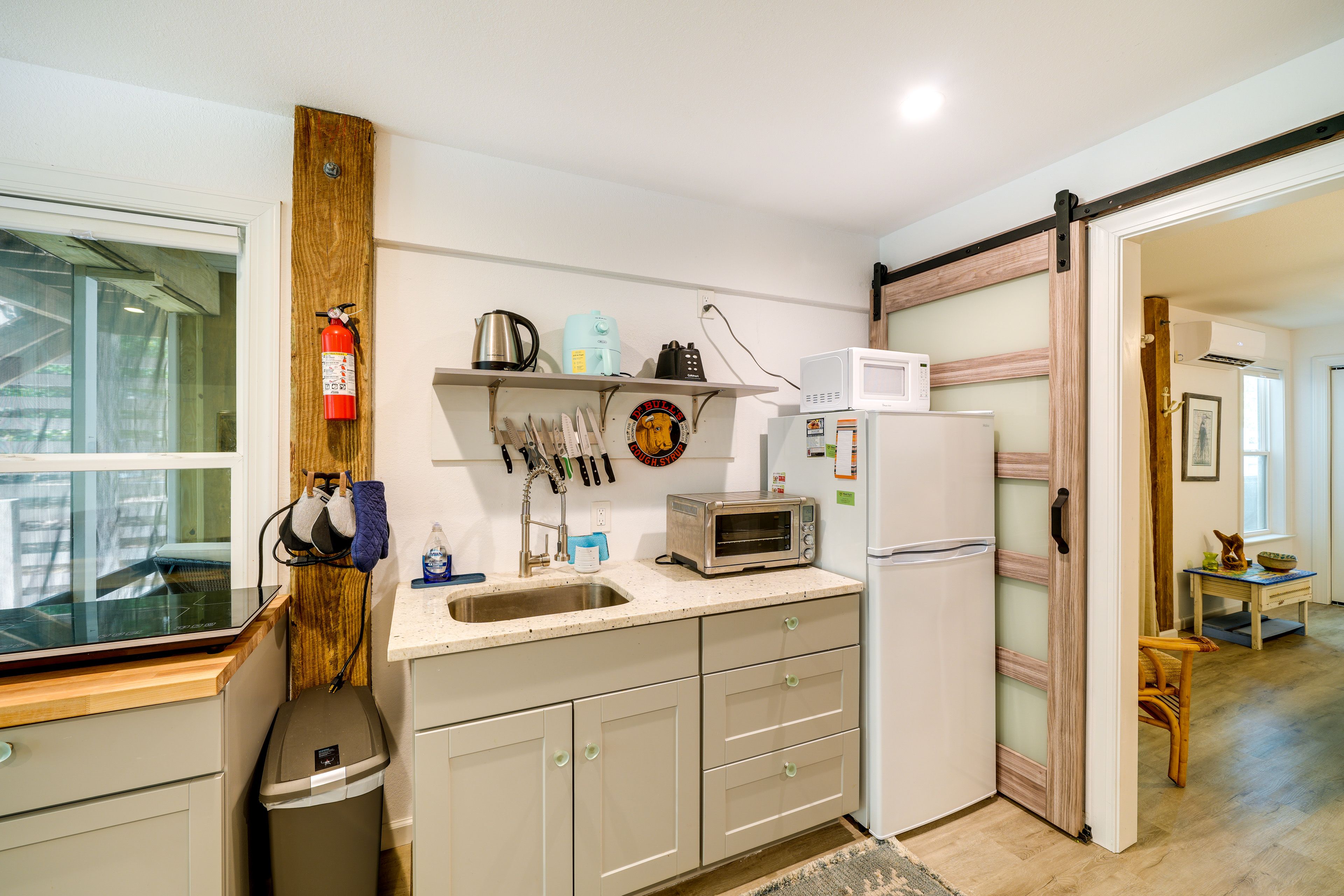 Kitchenette | Hot Plate | Coffee Maker