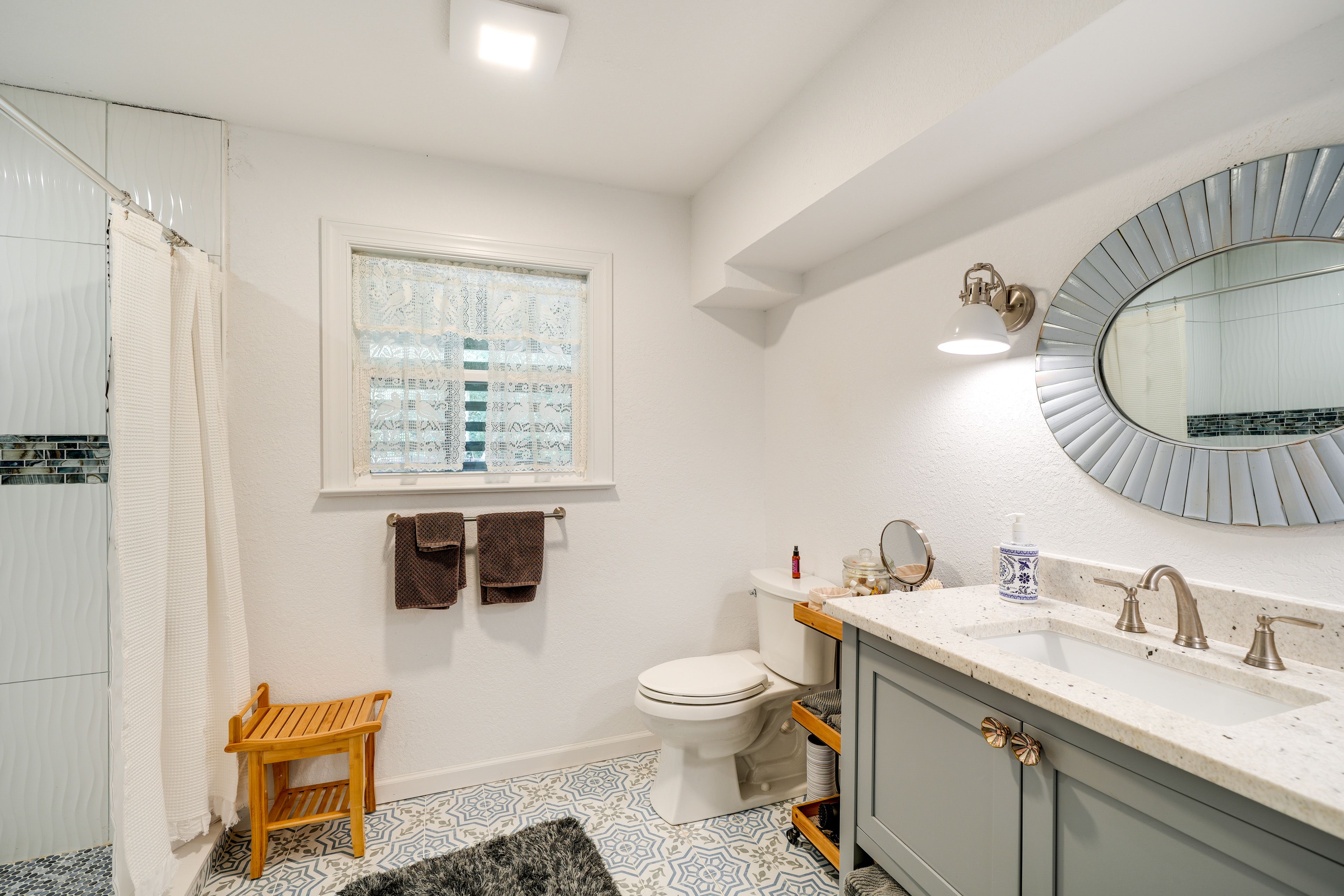 Full Bathroom | Complimentary Toiletries | Towels Provided