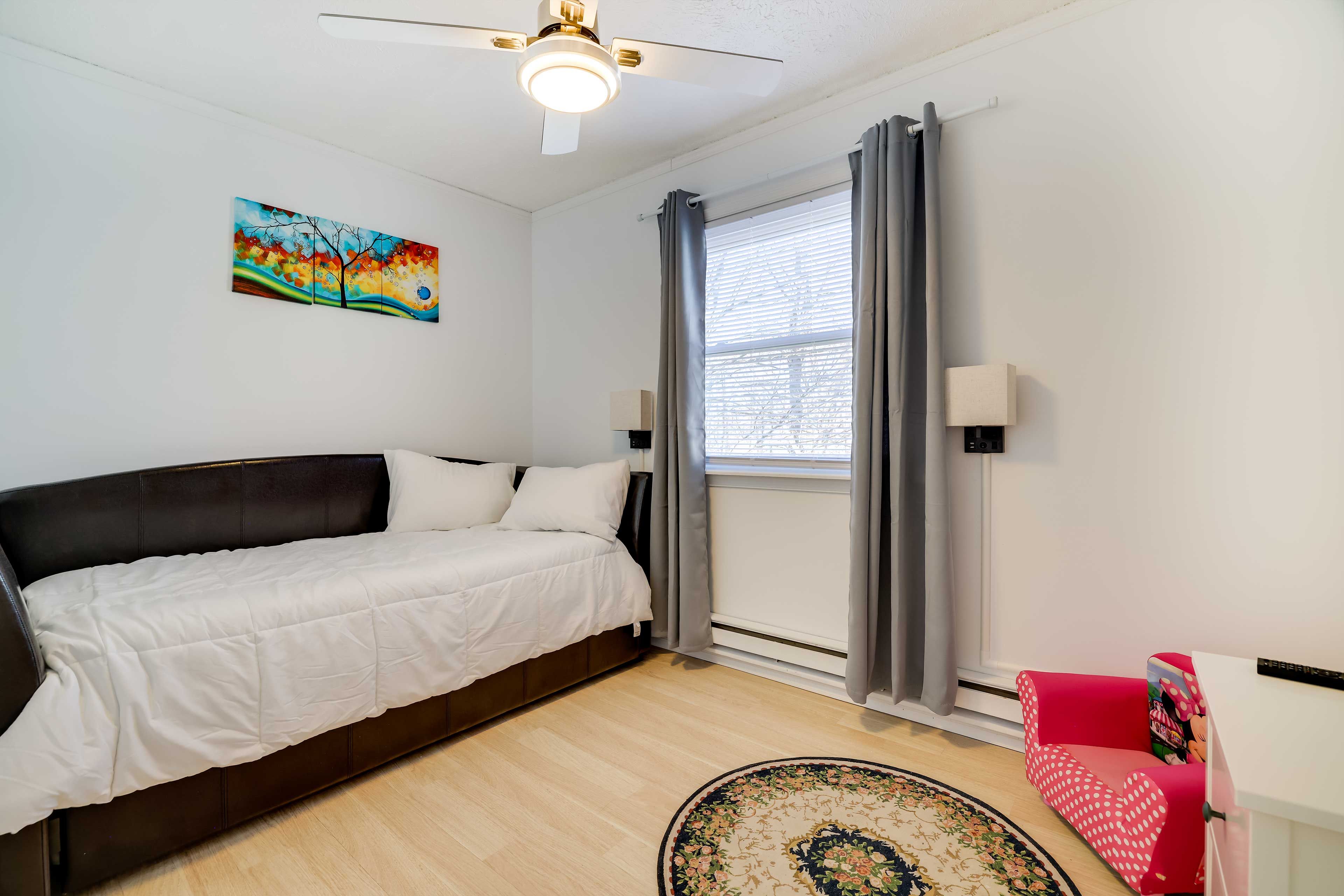 Bedroom 4 | Twin Daybed w/ Twin Trundle