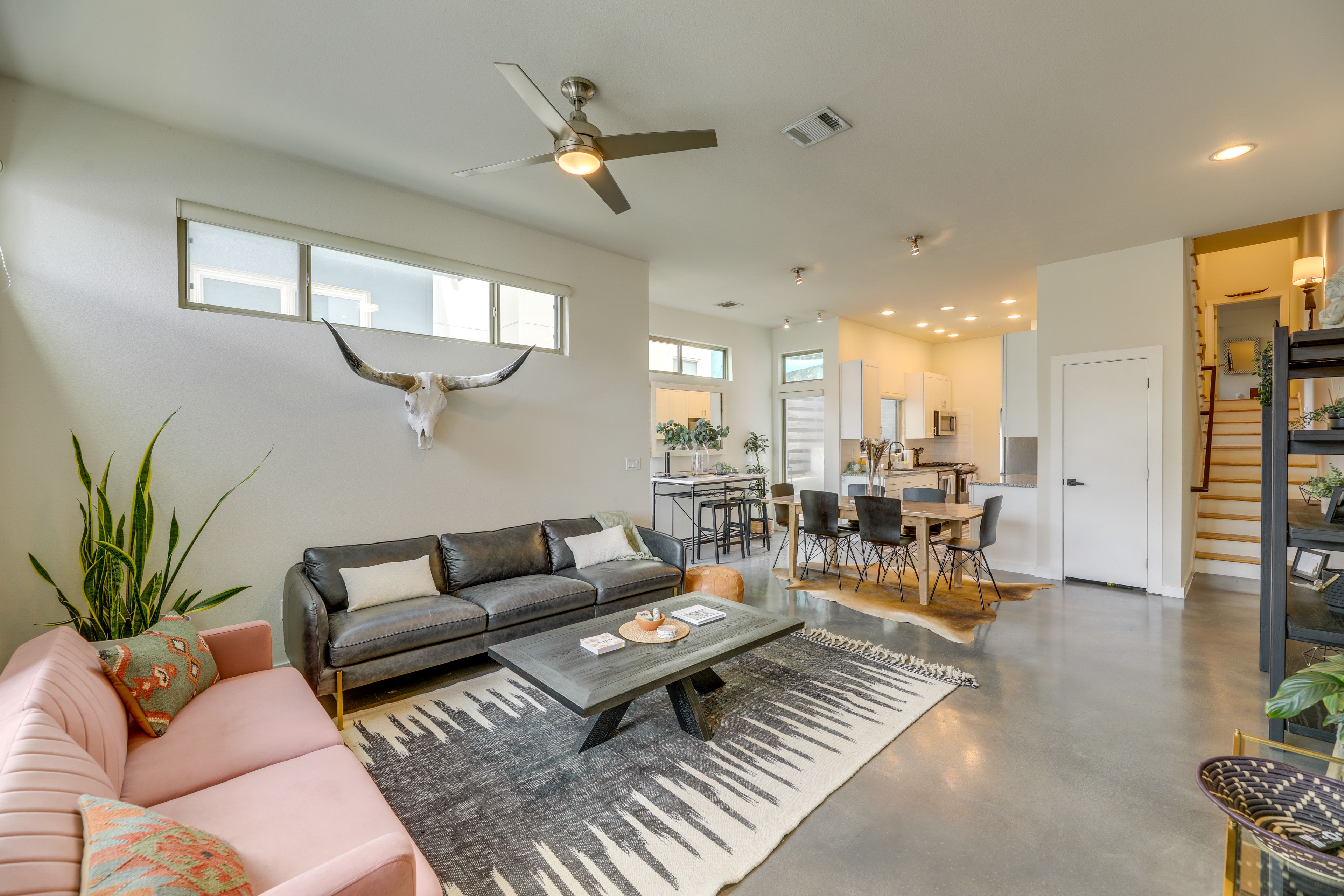 Living Room | Free WiFi | Smart TV | Central A/C