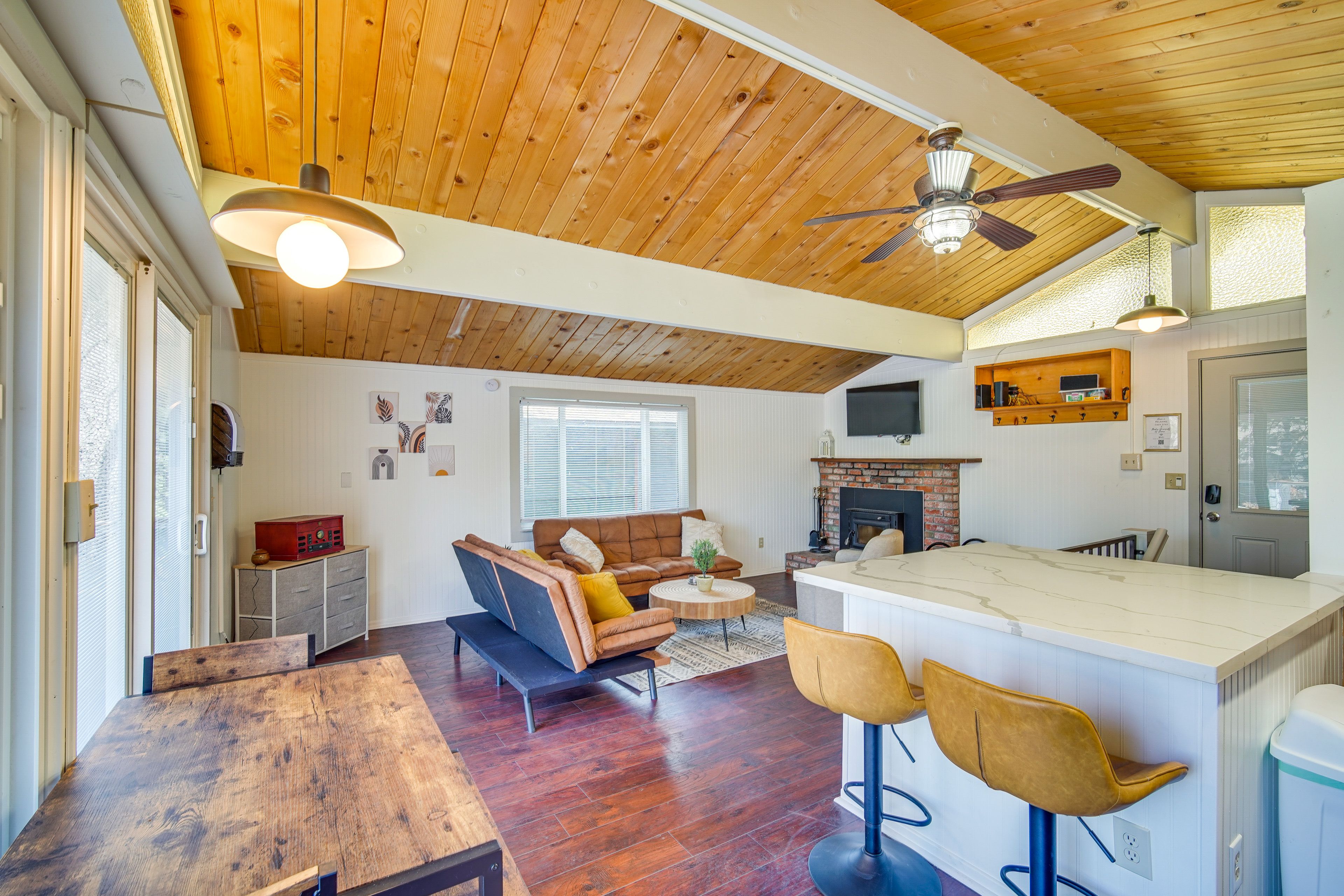Dining Area | Dishware & Flatware Provided