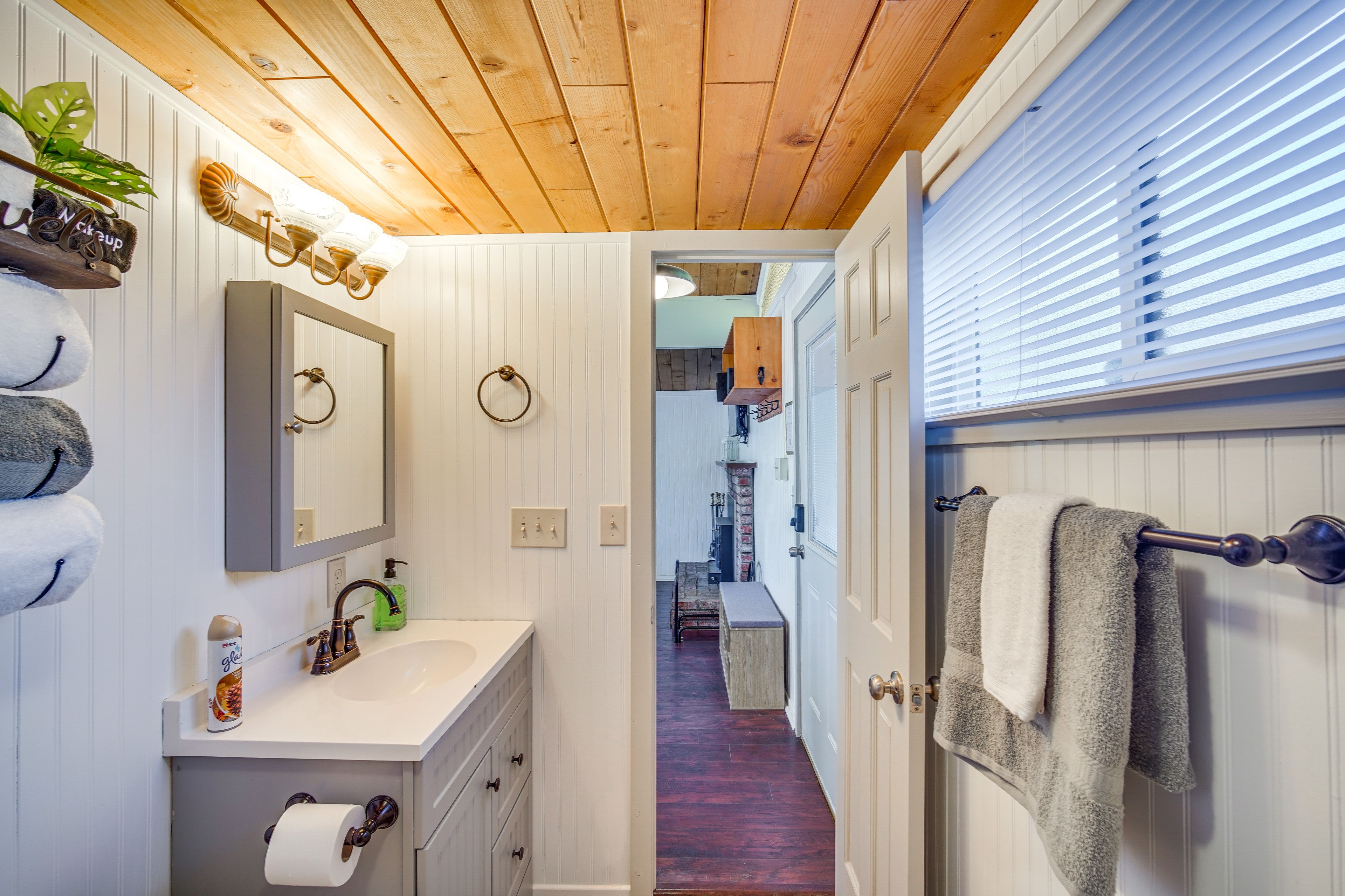Full Bath | Complimentary Toiletries | Towels Provided