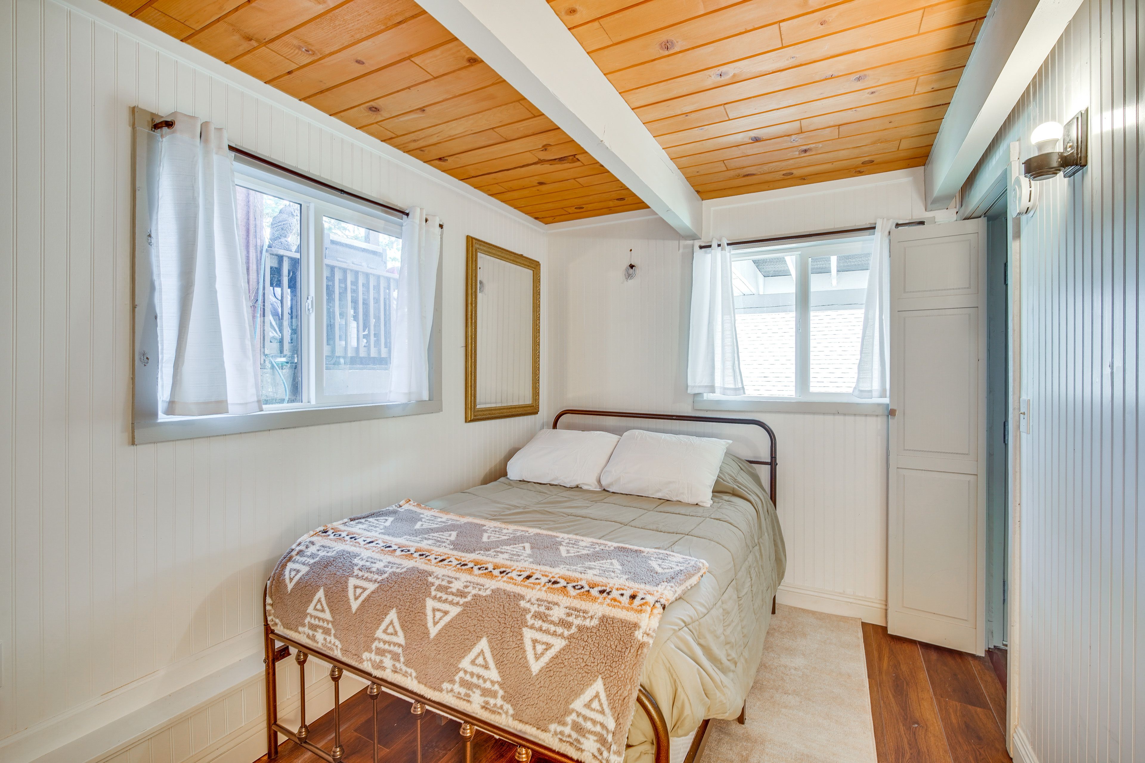 Bedroom 2 | Full Bed | Smart TV