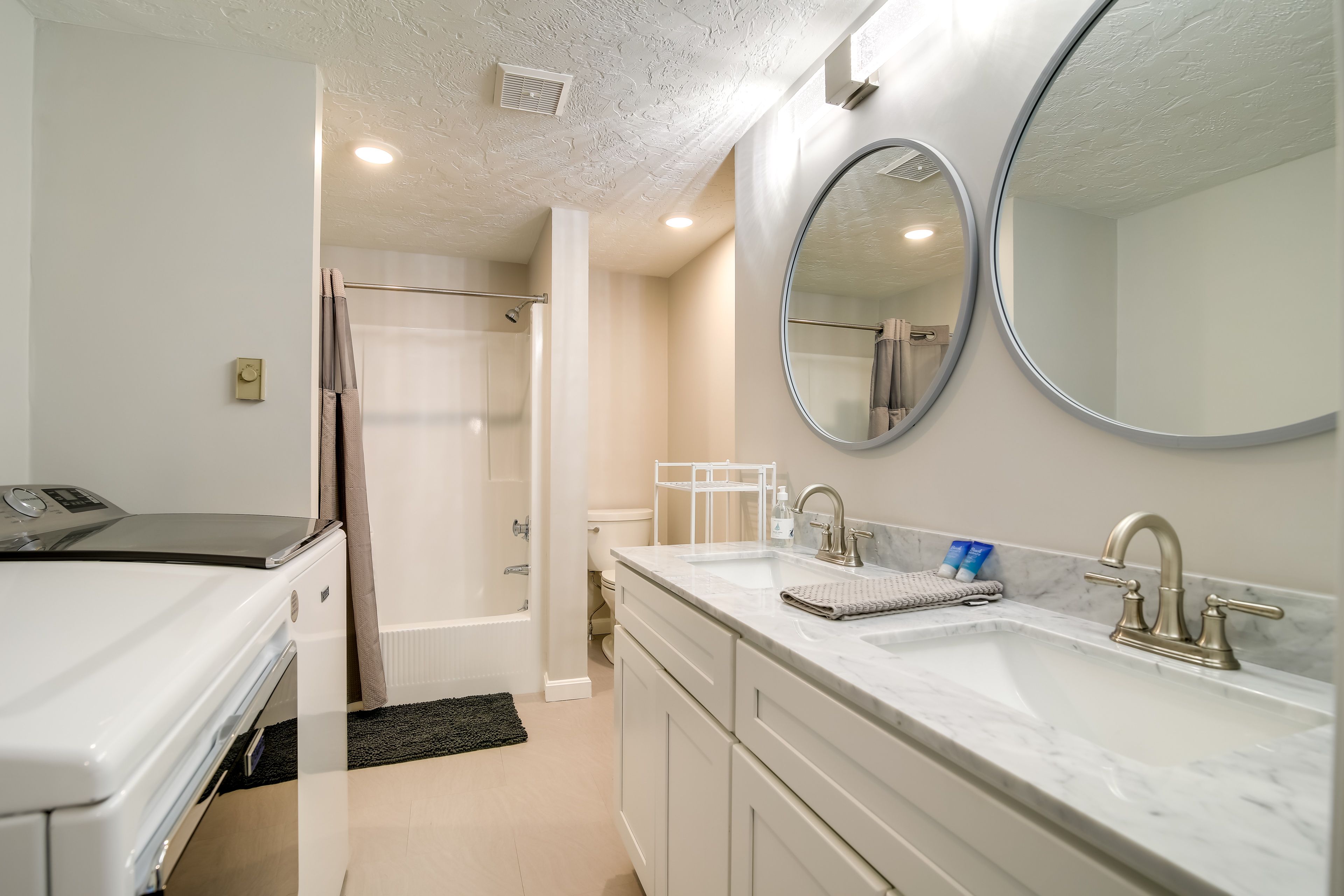 Full Bathroom | Towels Provided | In-Unit Washer & Dryer