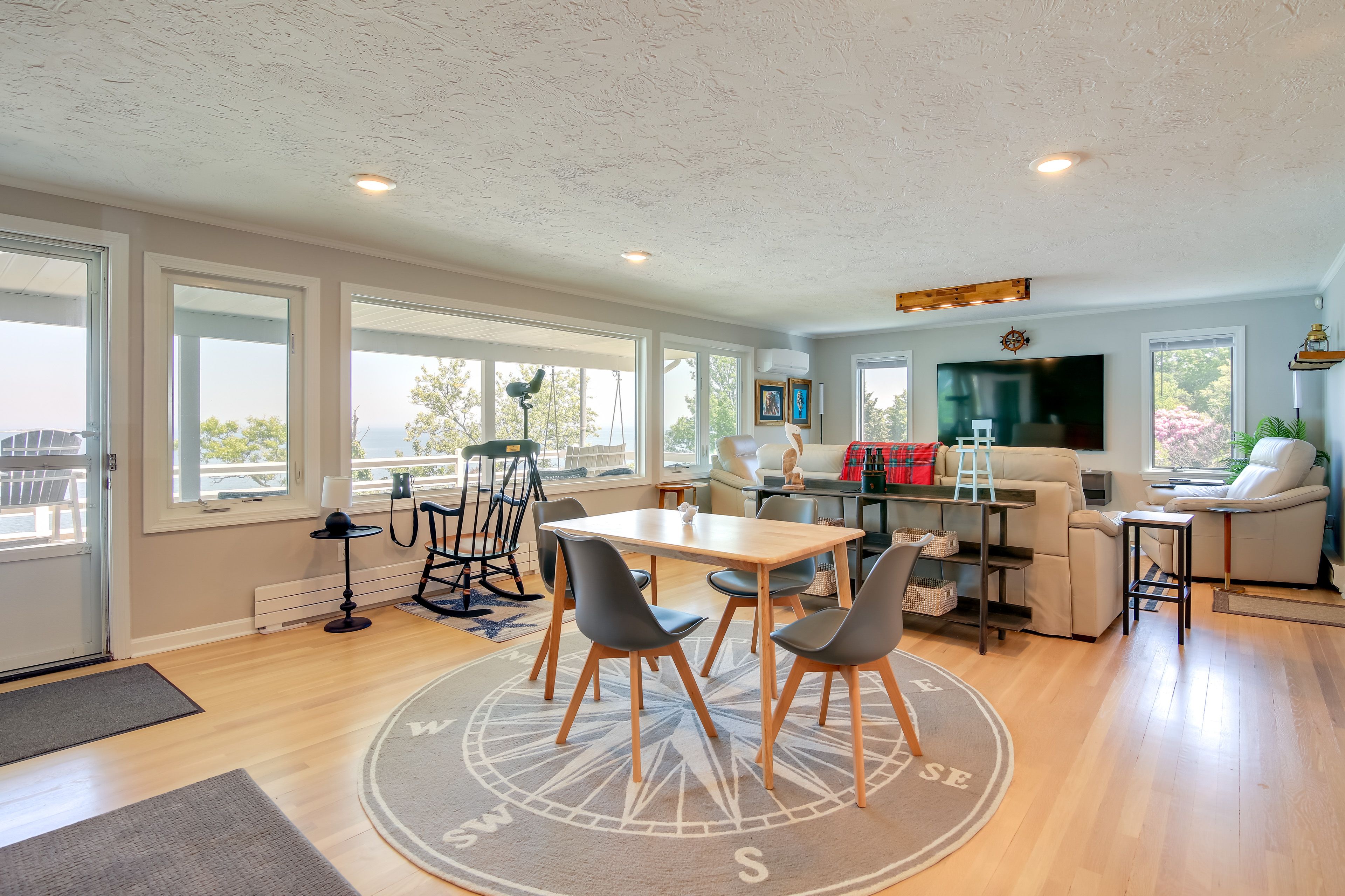 Dining Area | Central A/C | In-Unit Laundry | 2 Mi to Beaches