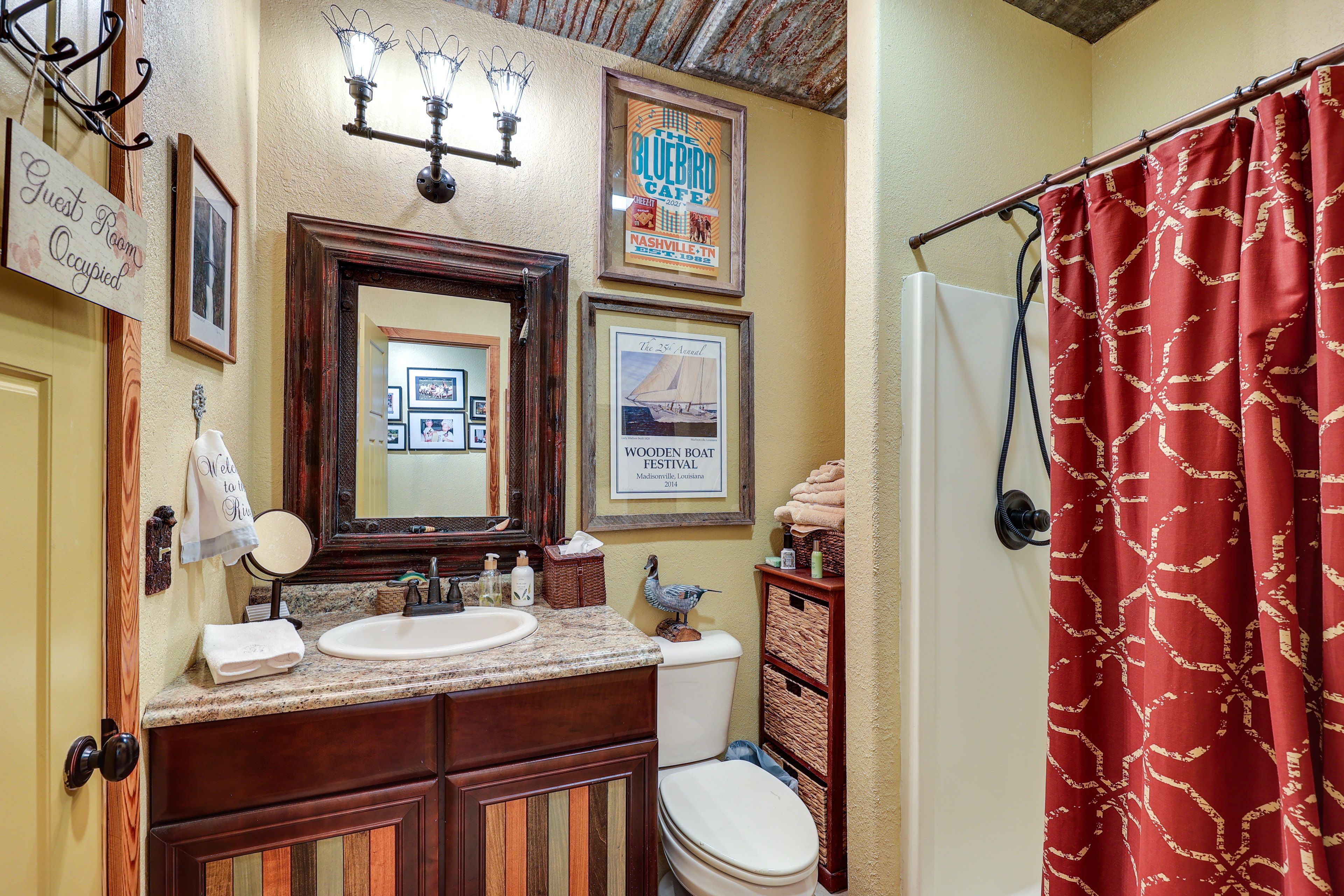 Full Bathroom | Towels Provided