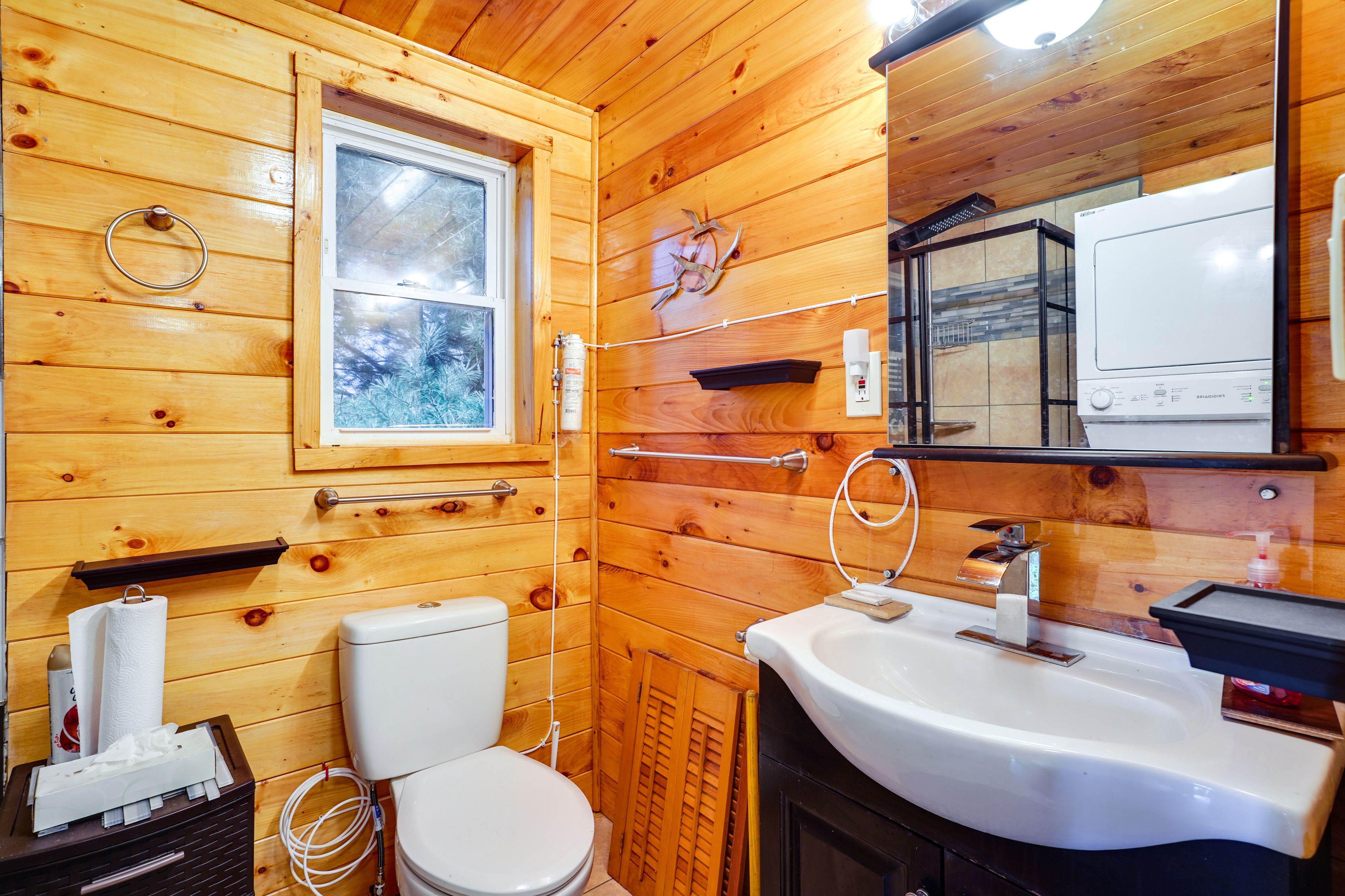Full Bathroom | Towels Provided | Complimentary Toiletries | Steam Shower