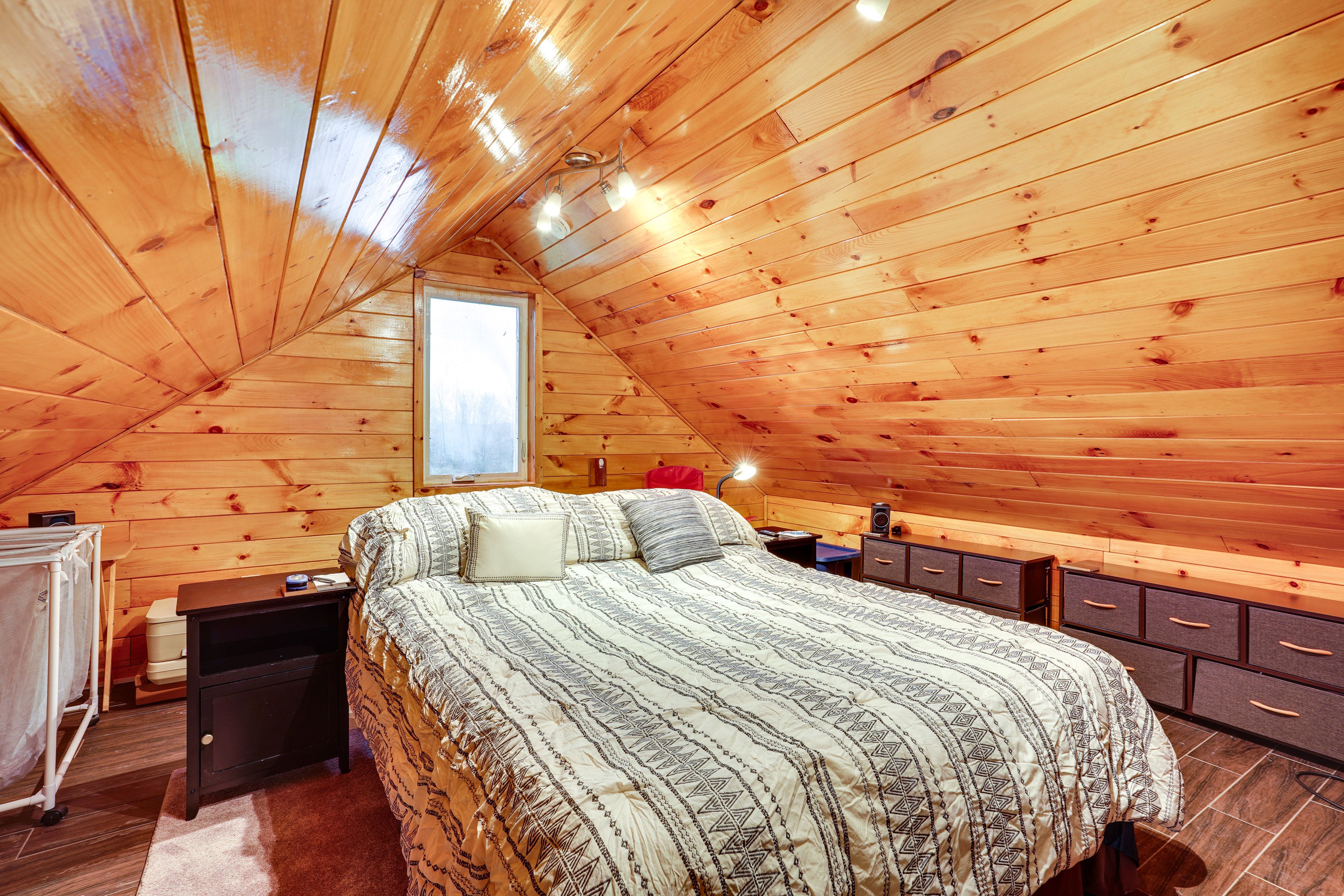 Studio Loft | Queen Bed | Ladder Required | Linens Provided | Desk