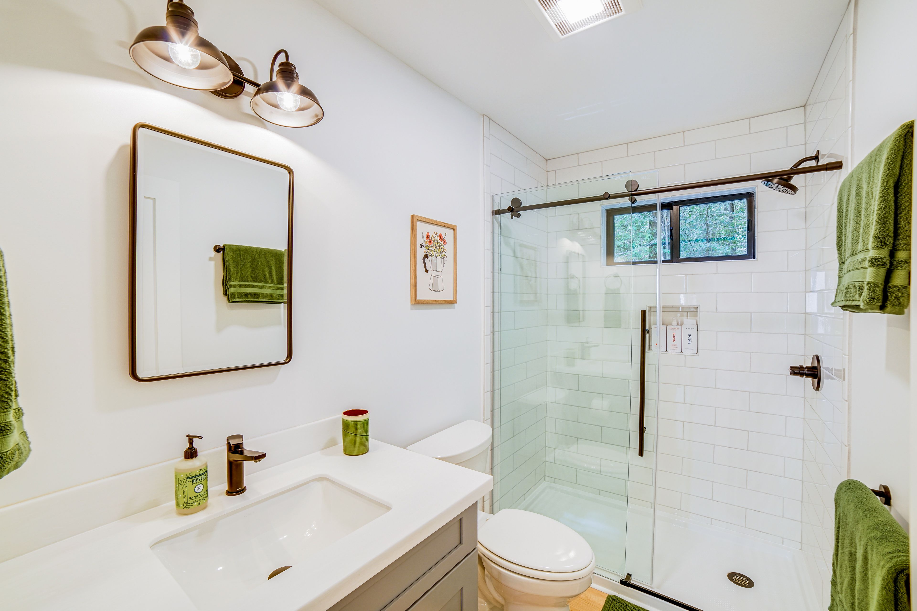 Full Bathroom | Complimentary Toiletries