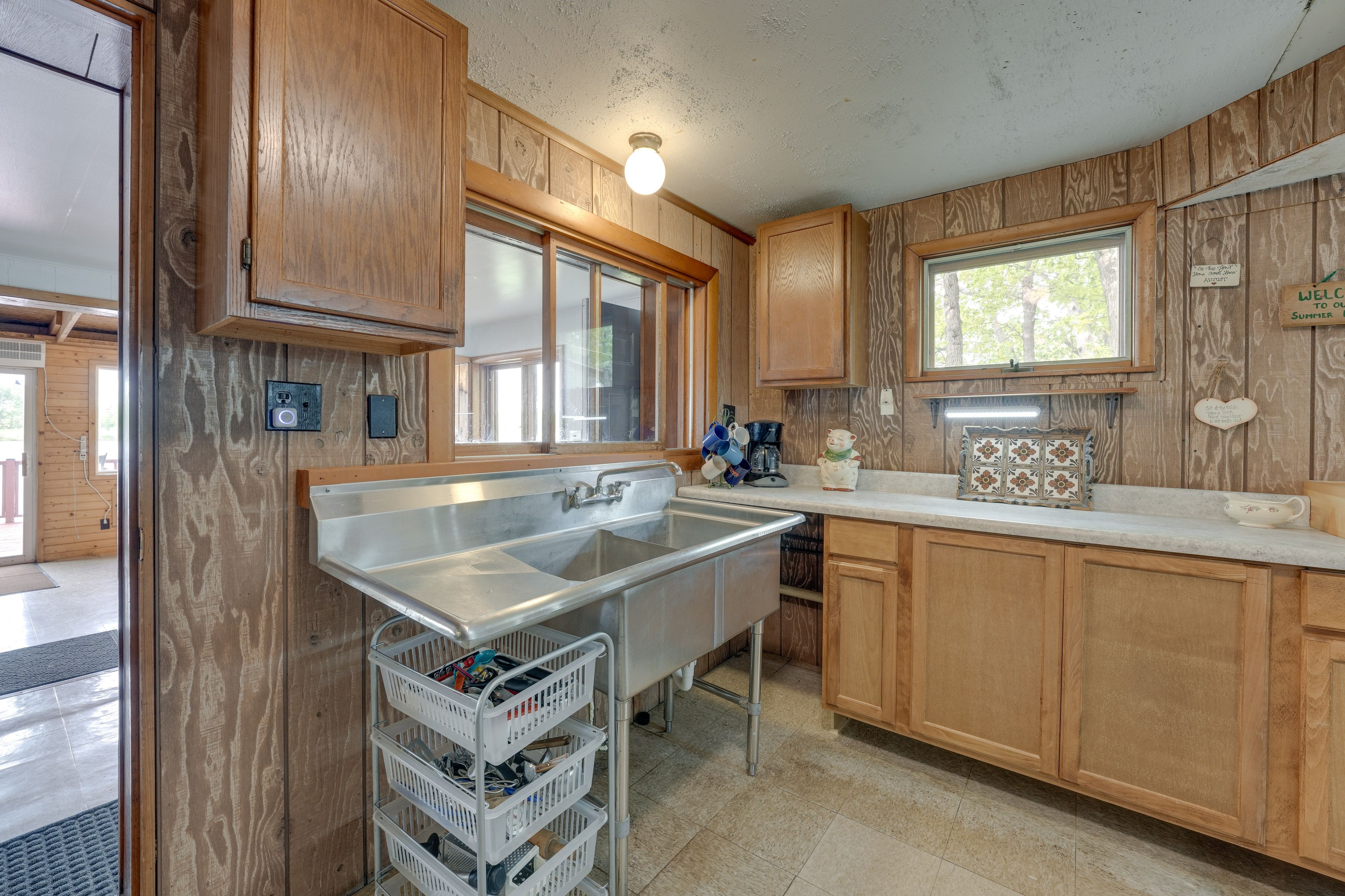 Kitchen | Trash Bags & Paper Towels Provided