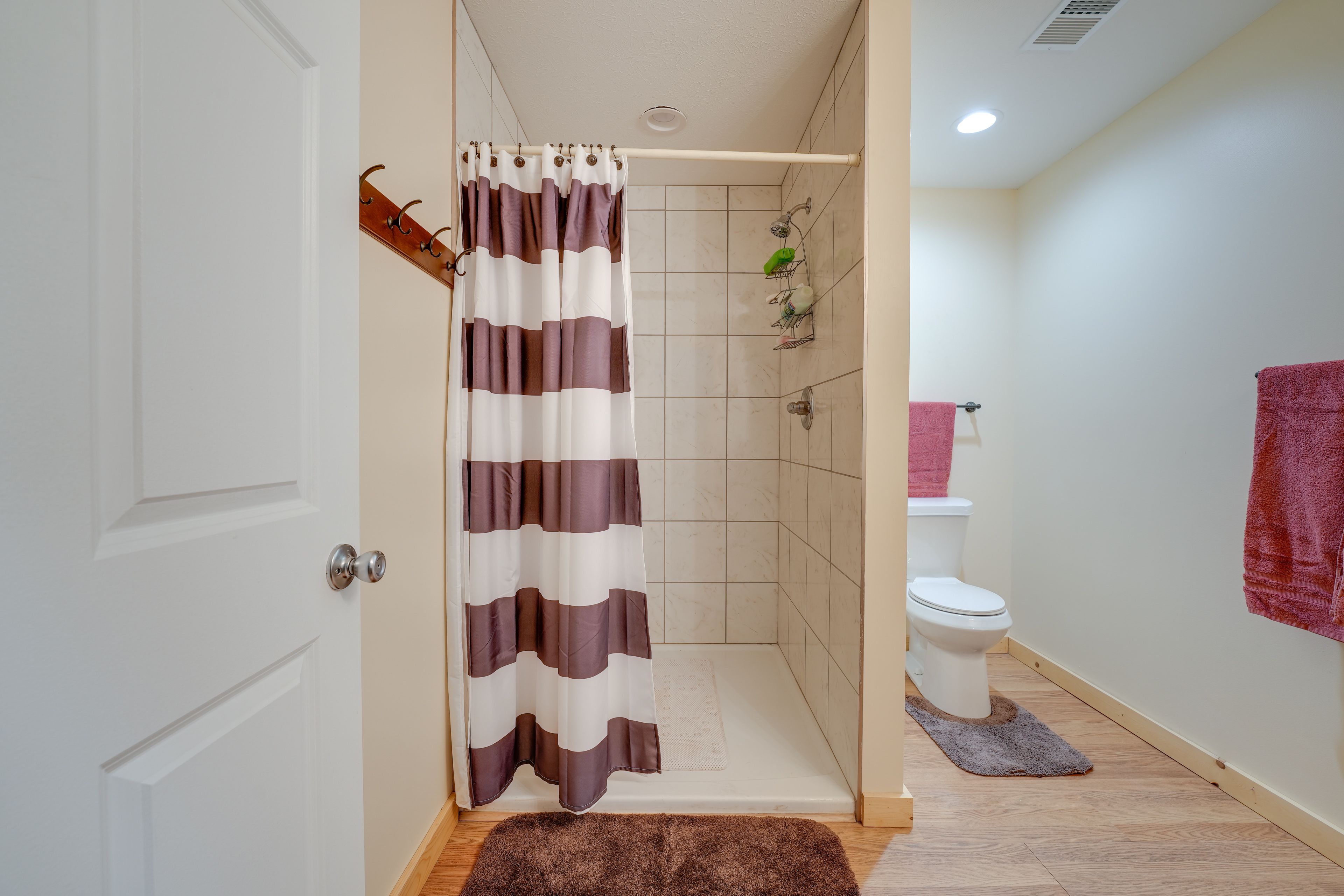 Roadhouse | Full Bathroom